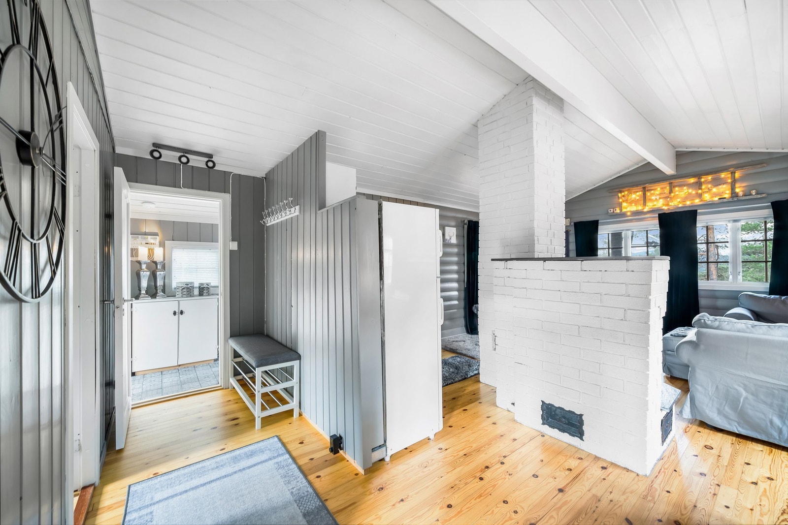 Åpen løsning mellom stue, spisestue og kjøkken. Galleribilde