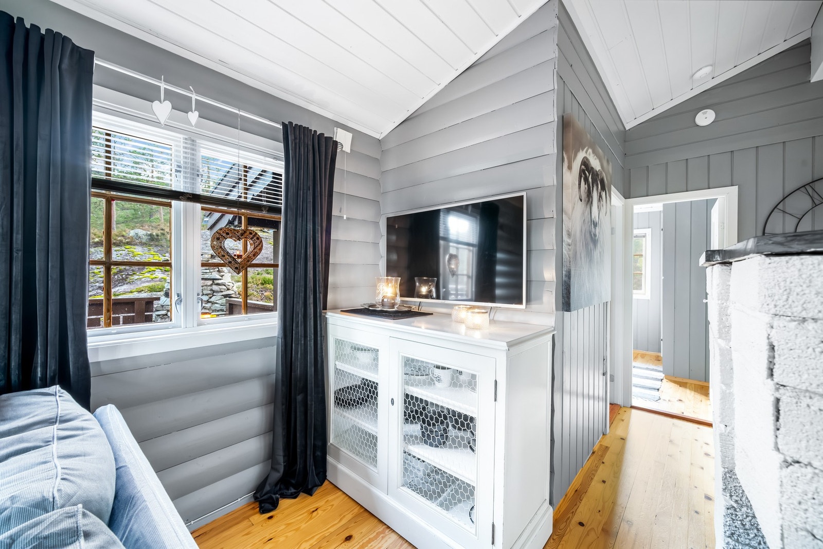 Fra stue/spisestue har man utsikt ut til vakker natur og høye fjell. Galleribilde