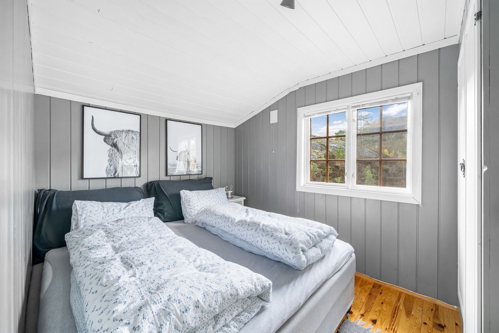 Hytta har tre soverom. Soverom 1, har god plass til dobbeltseng. Galleribilde