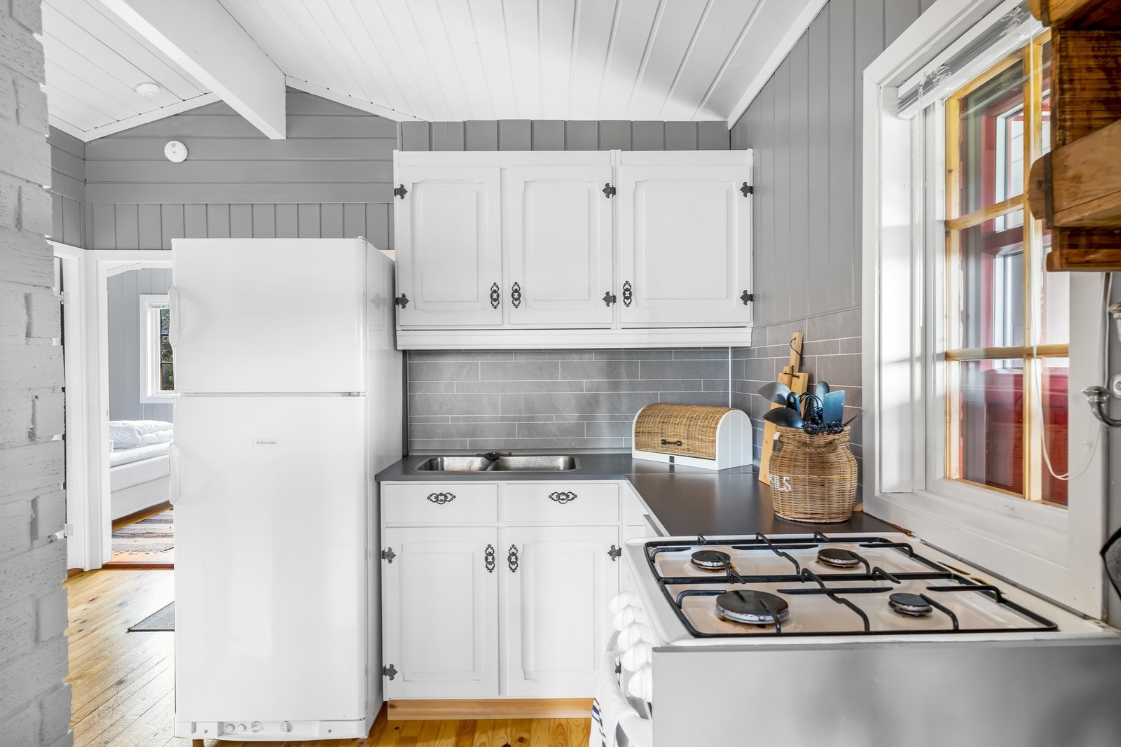 Kjøkkenkrok med god skap - og benkeplass. Galleribilde