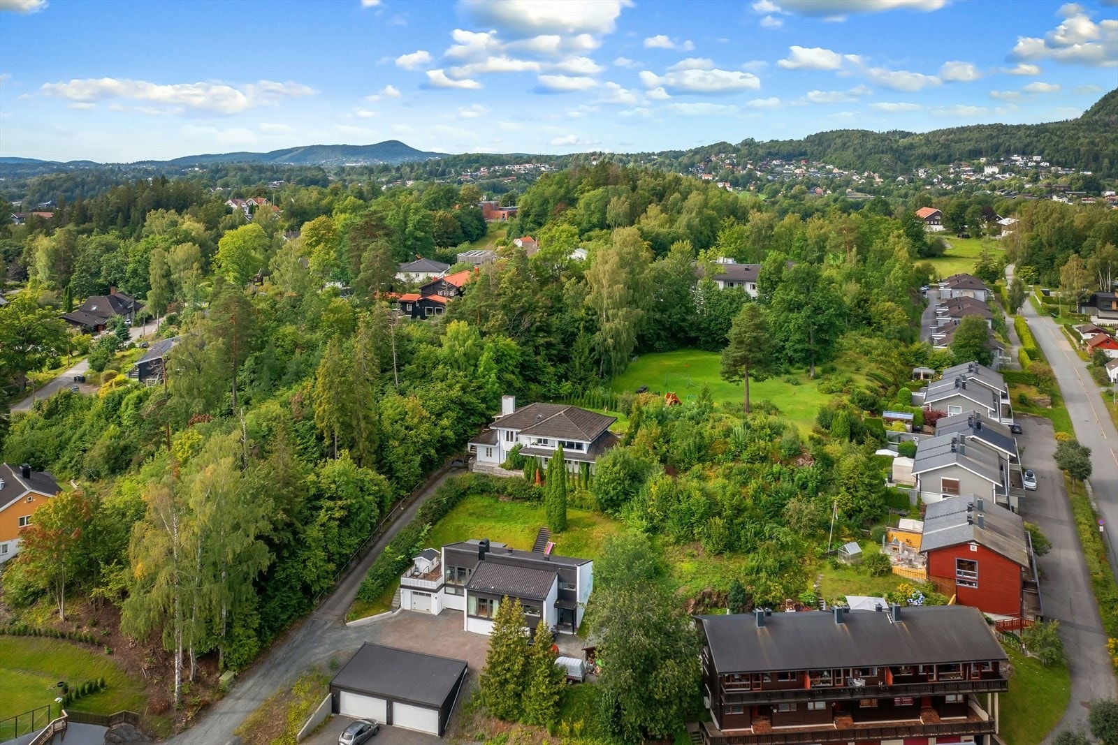 Garasjeplass i garasjen nederst i bakken Galleribilde
