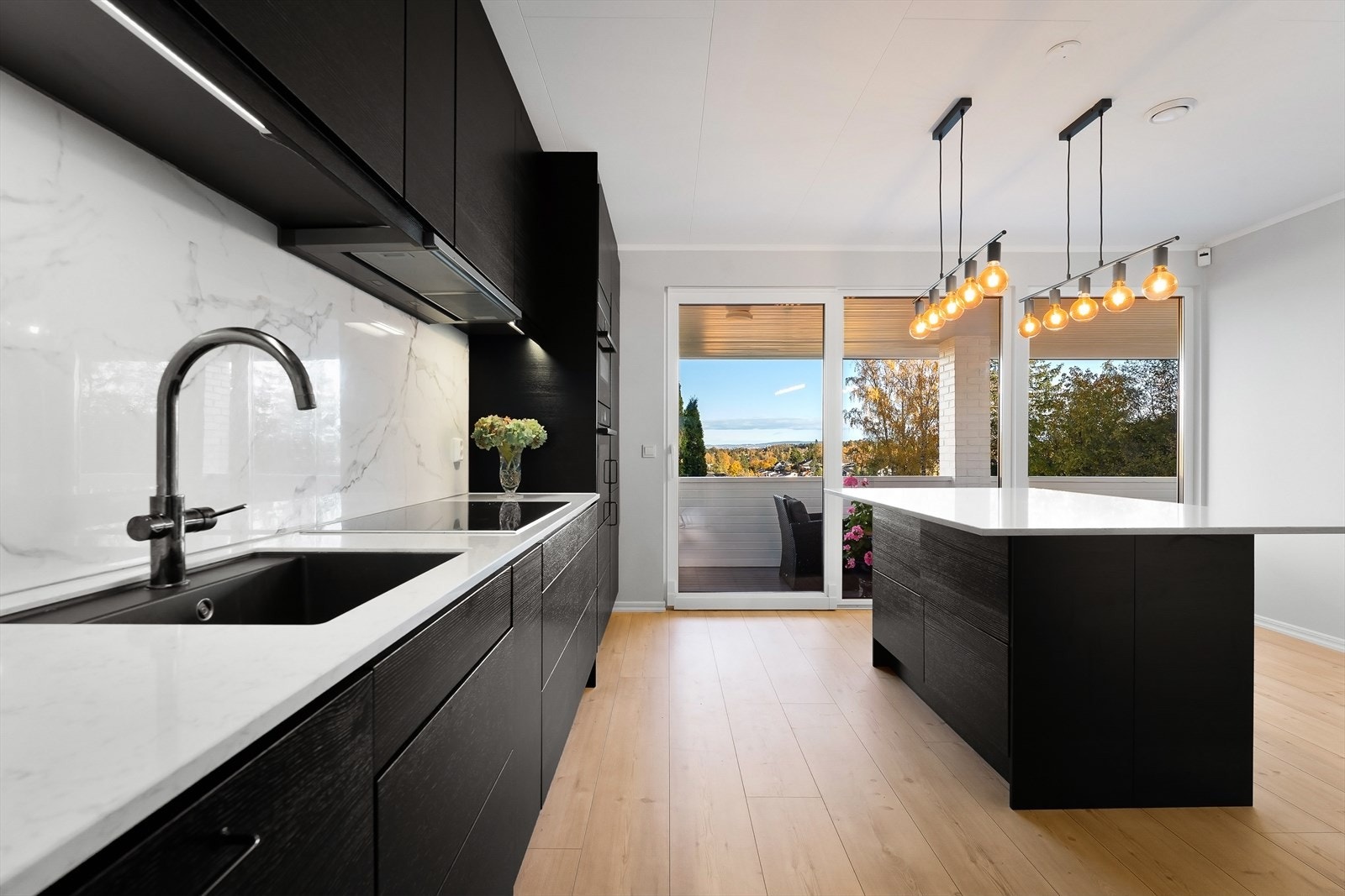 Utgang til balkong fra kjøkkenet Galleribilde