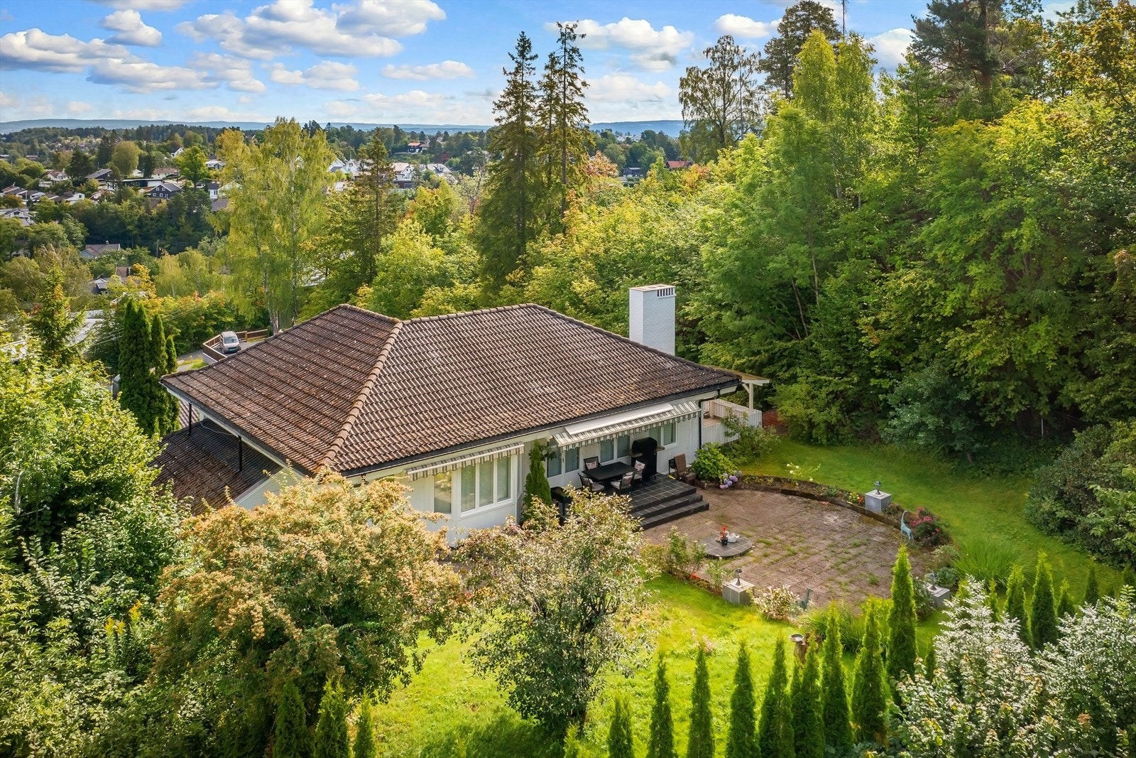 Huset ligger på toppen av kollen uten innsyn Galleribilde