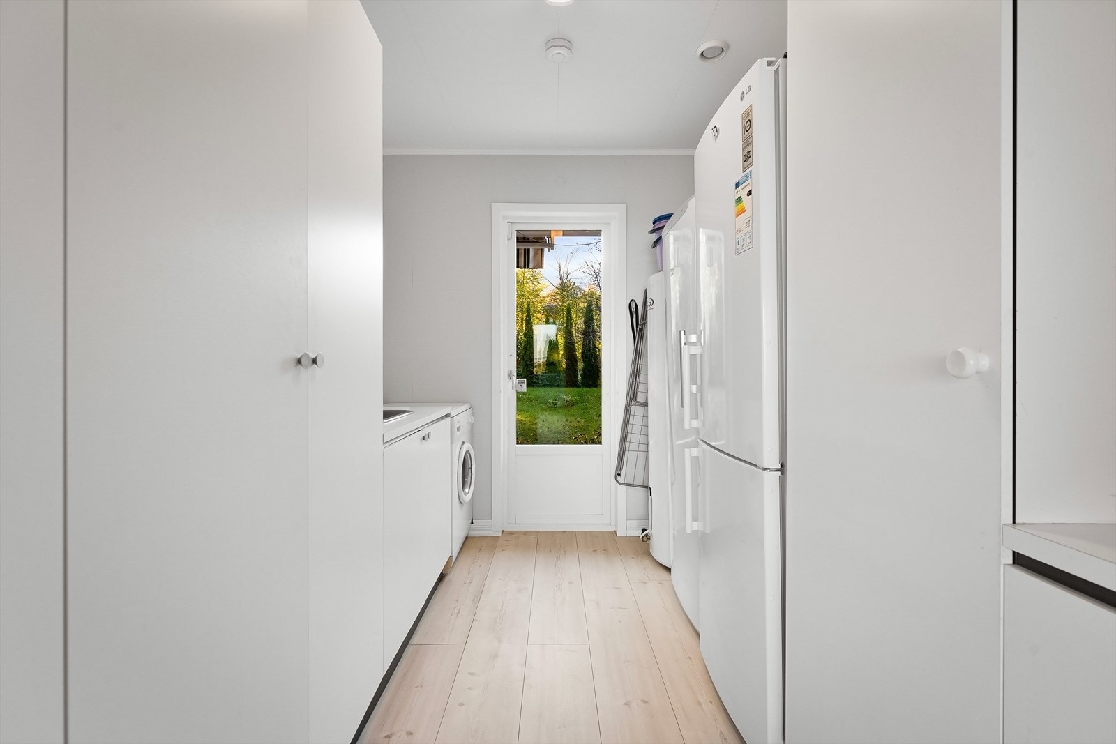 Vaskerom med utgang til hagen Galleribilde