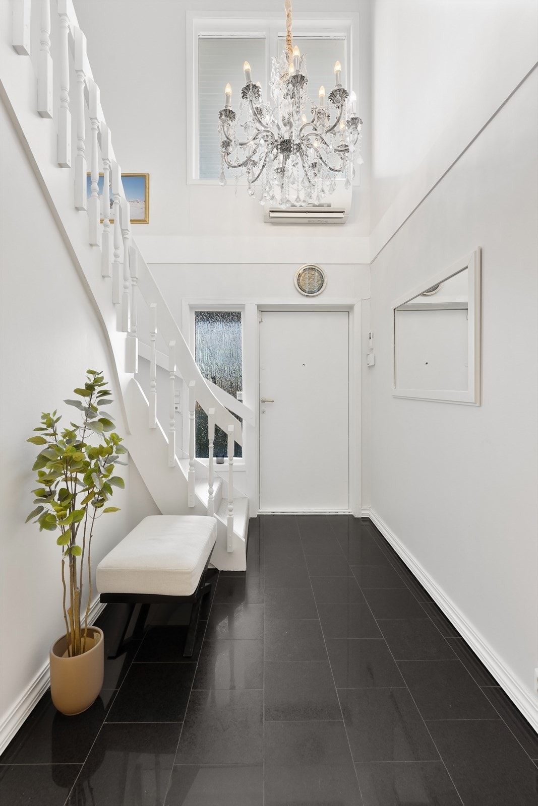 Romslig, flislagt hall Galleribilde