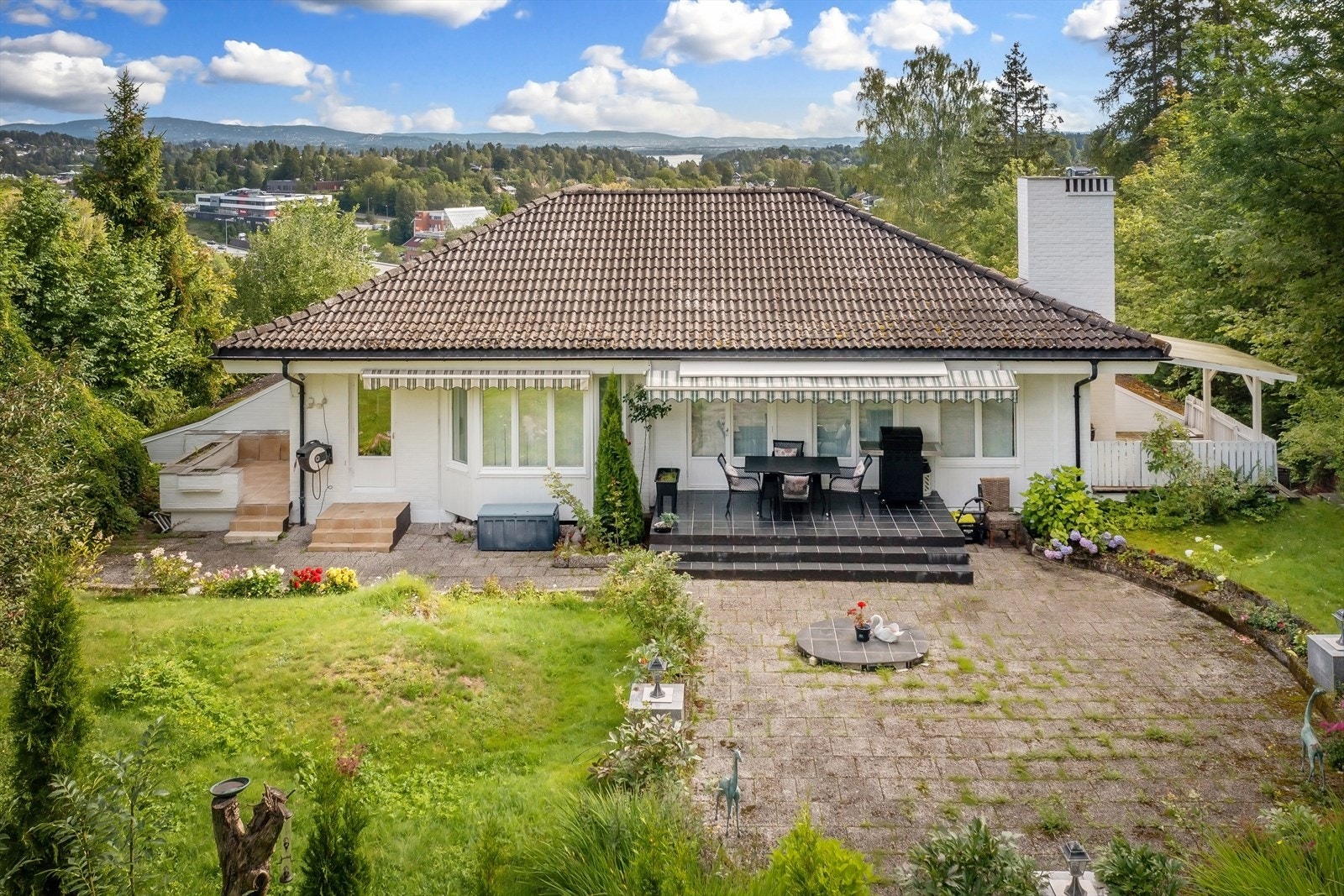 Idyllisk, skjermet hage med gode solforhold Galleribilde