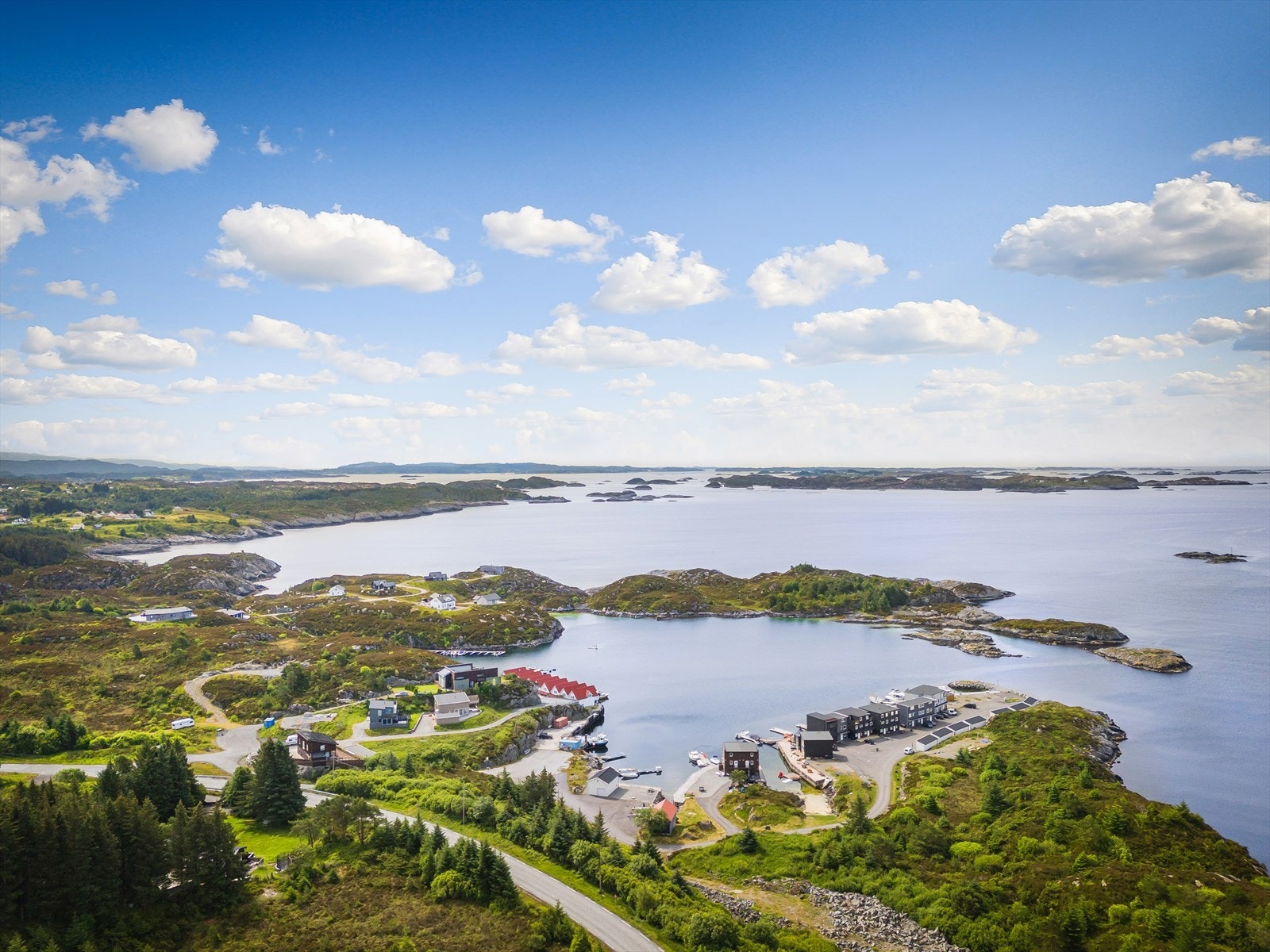 Det er ca. 15 min kjøring til ferjekaien på Hufthamar. Galleribilde