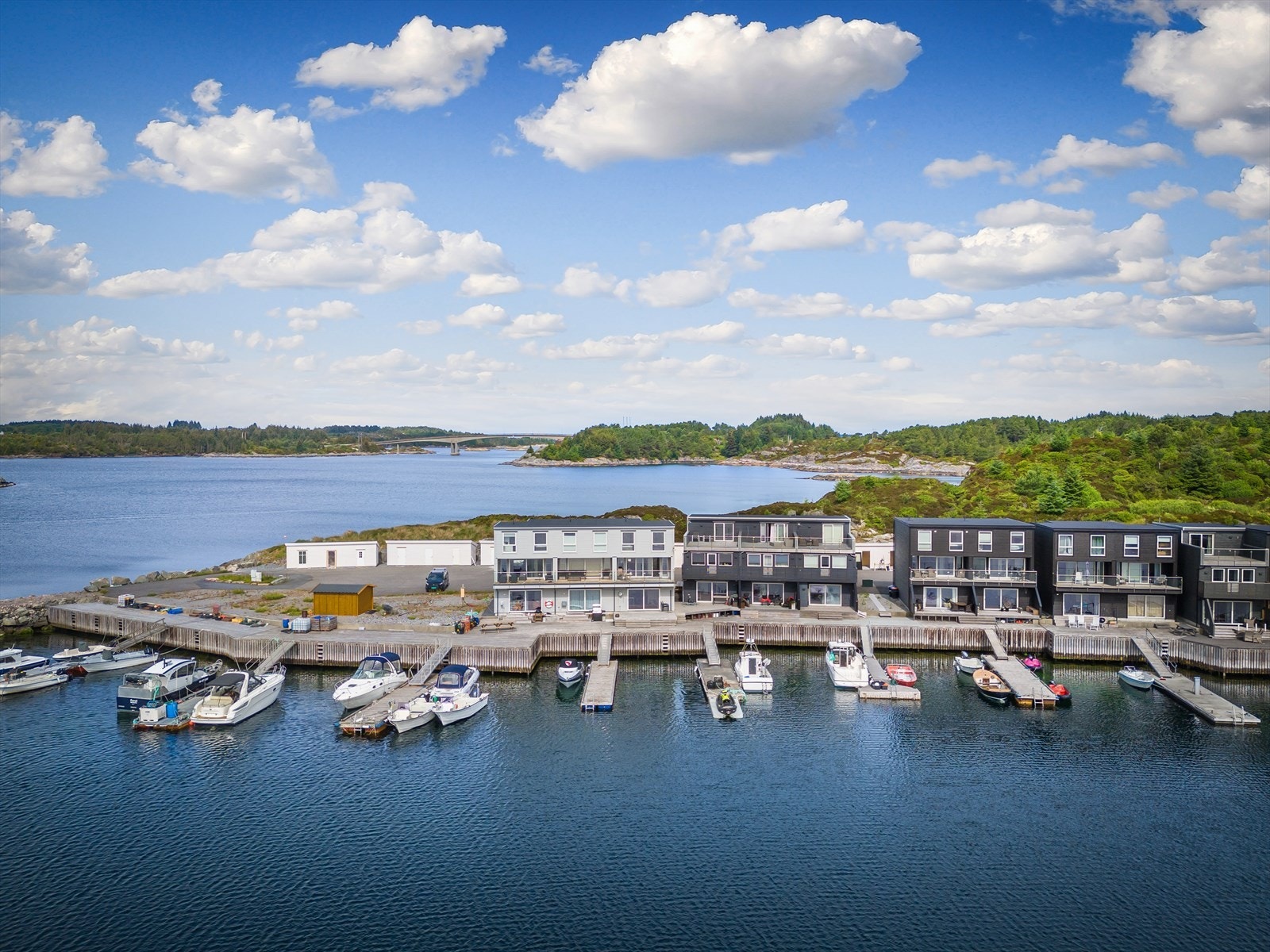 Det er lagt strøm frem til tomten. Det er ferdig installert strømuttak til flytebrygge etc. Galleribilde