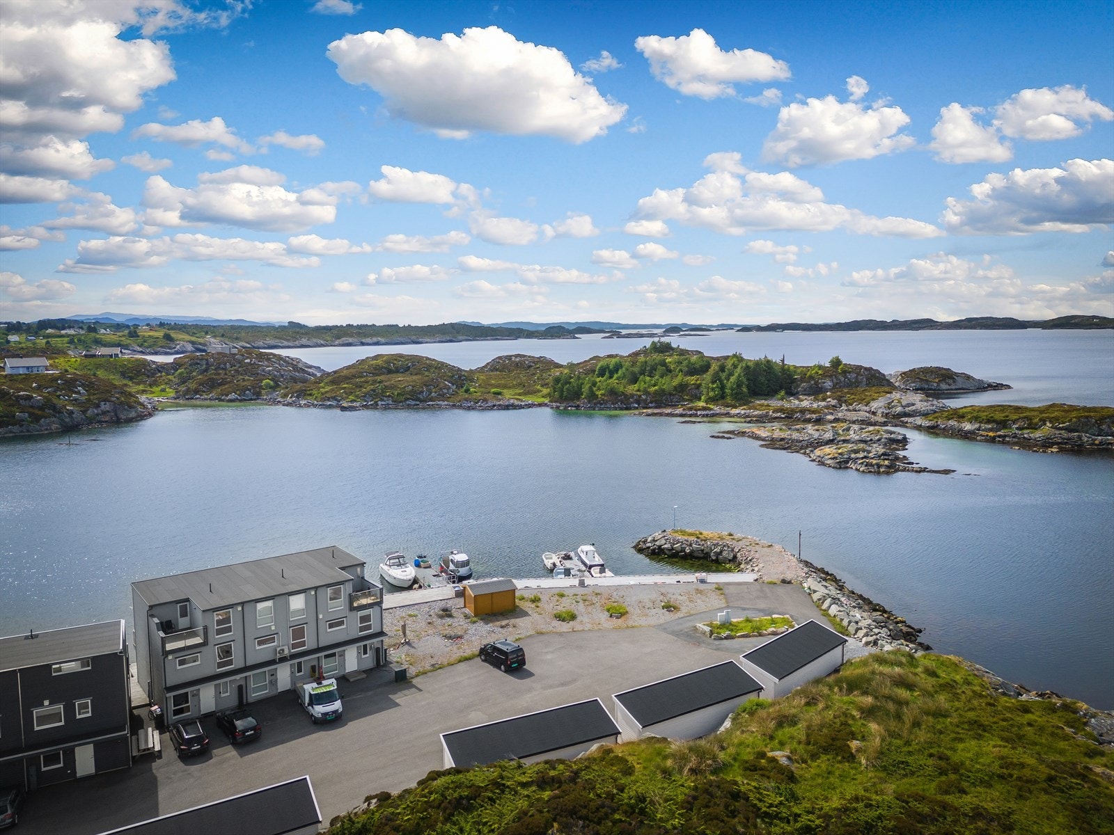 Området er meget attraktivt og er en populær destinasjon for båtturister på sommeren. Tomten ligger i et etablert felt med rorbubebyggelse/næring. Galleribilde