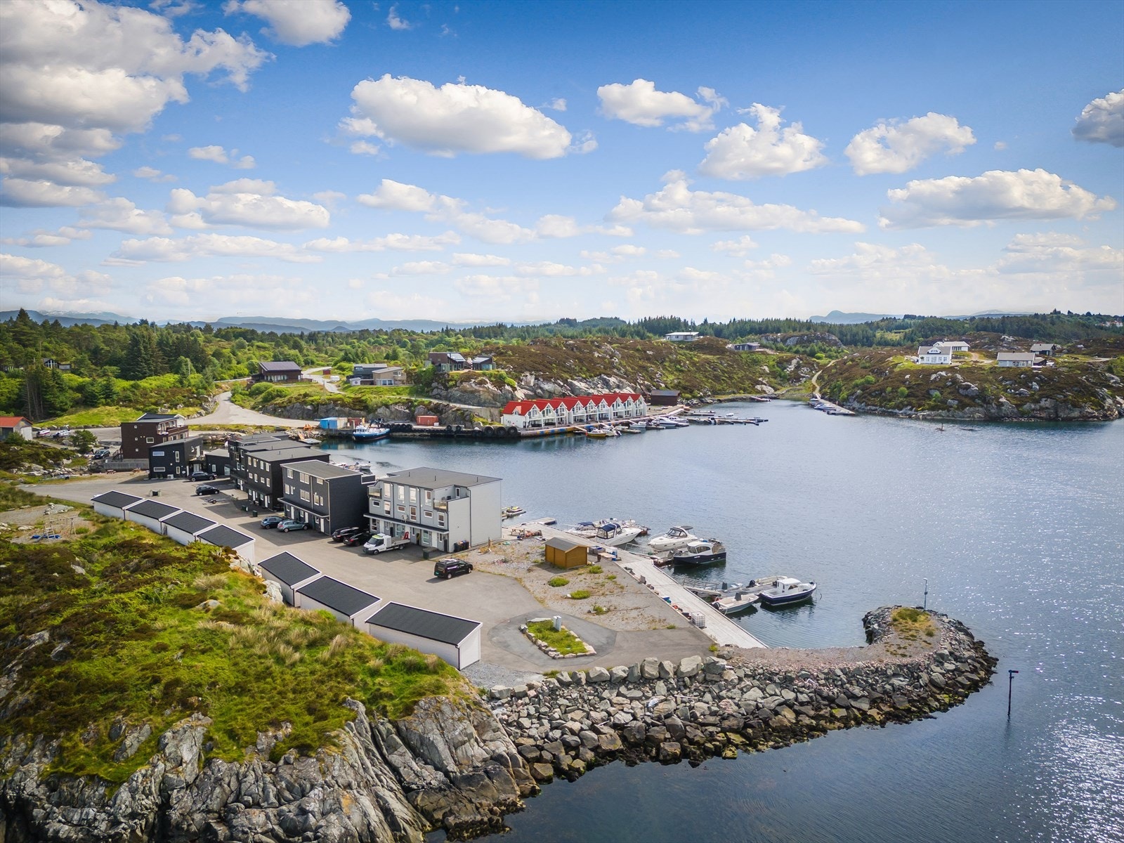 Området er fint opparbeidet med felles kai og flytebrygge. Med eiendommen følger halvpart av flytebrygge, slik at veien til sjøliv og fiske omtrent ikke kunne vært kortere. Galleribilde
