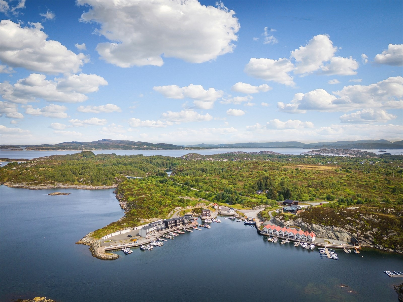 Tomten har ellers en solrik beliggenhet med sol fra morgen til kveld. Det er også flott utsikt til sjø og natur. Galleribilde
