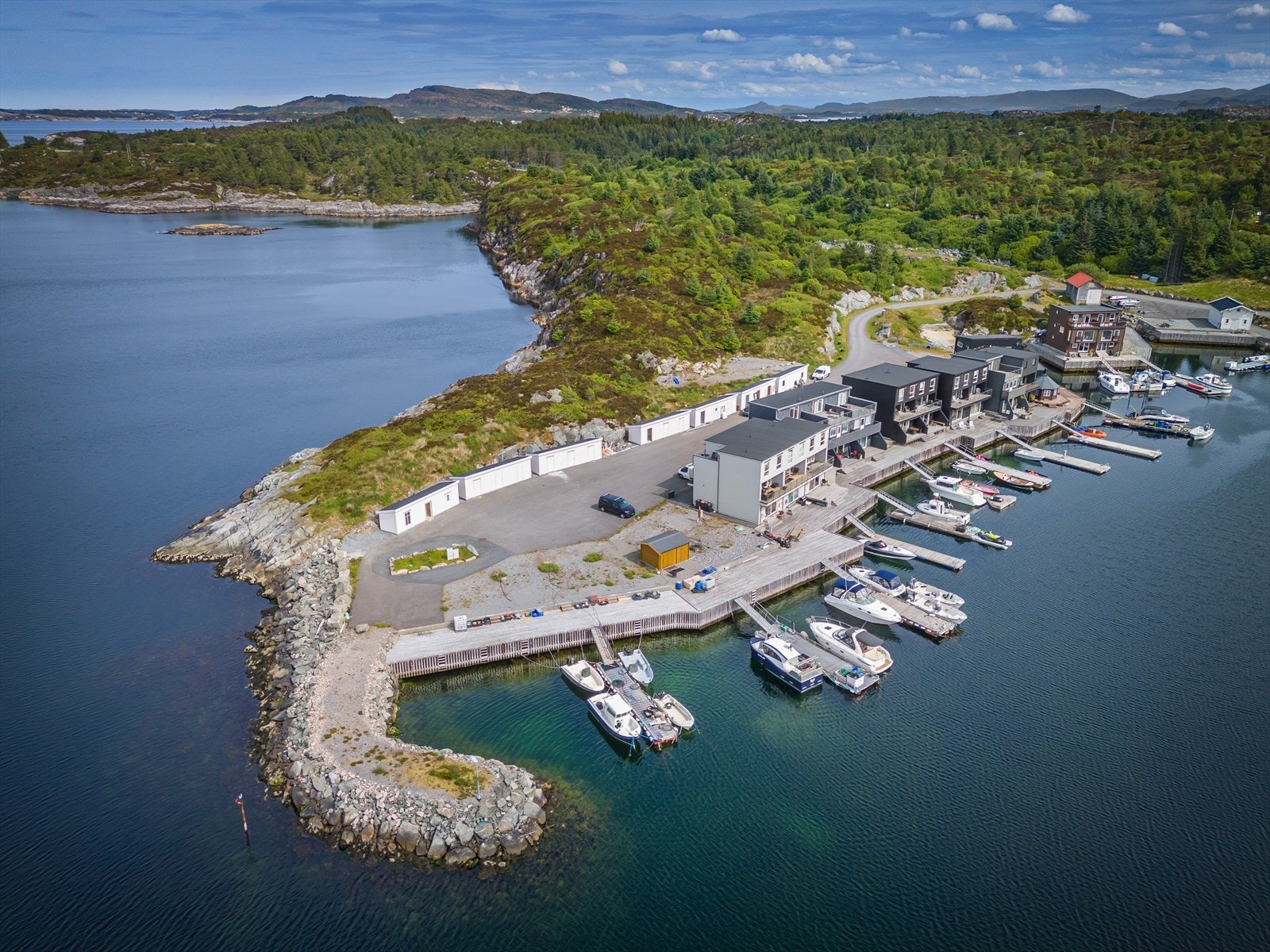 Privat vei helt frem. Galleribilde