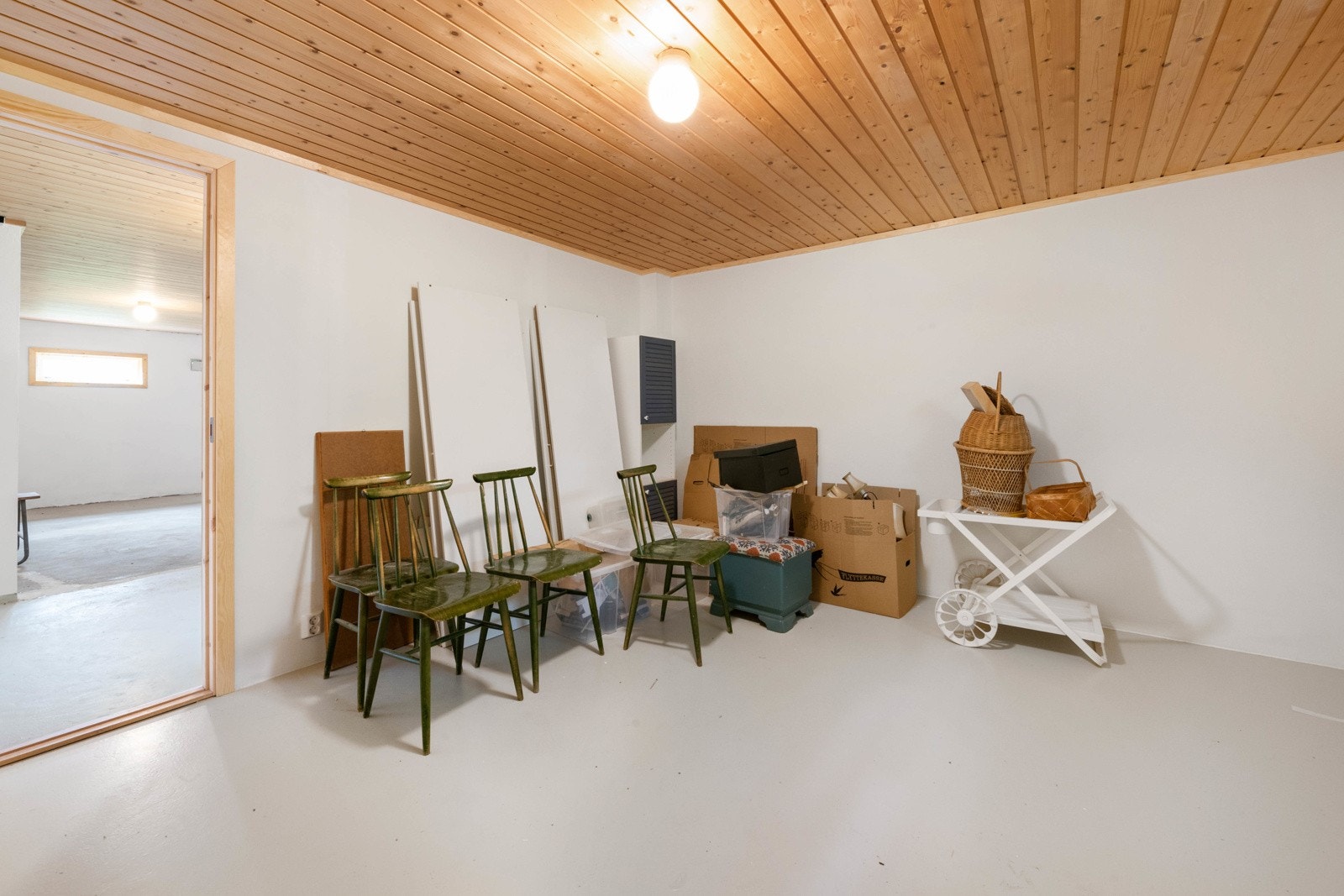 Det er store bodrom i kjelleren. Galleribilde