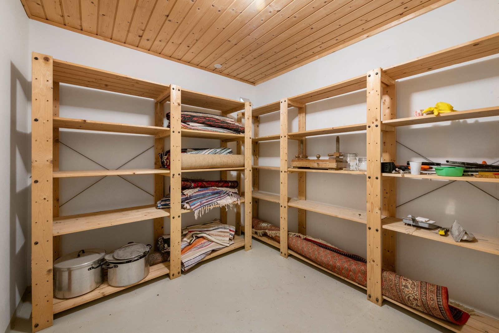 Kjelleren har mye oppbevaringsplass. Galleribilde