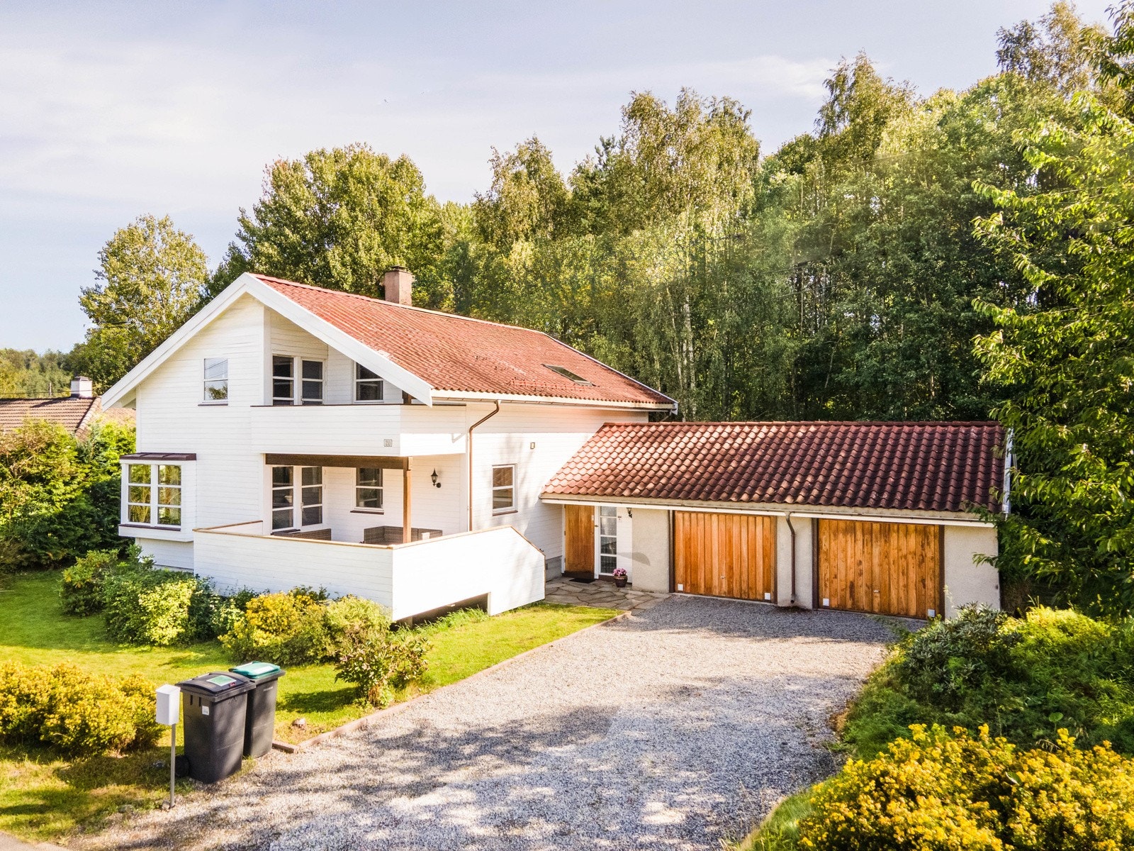 Velkommen til Sponstugrenda 20. En stor, innholdsrik og idyllisk beliggende familiebolig i markgrensen. Stor, flat tomt. Godt egnet for drivhus og dyrking. Området har store tomter og med dagnes regelverk vil området ikke fortettes. Galleribilde