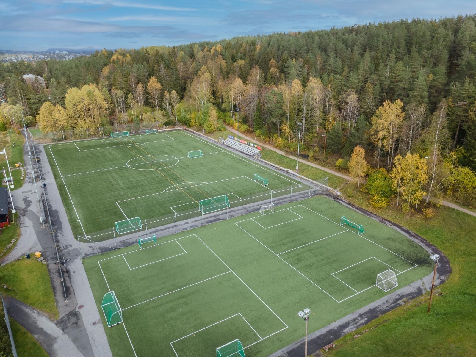 Prinsdal Idrettspark har flere kunstgressbaner, idrettshall mm. Lysløypa til høyre i bildet. Galleribilde