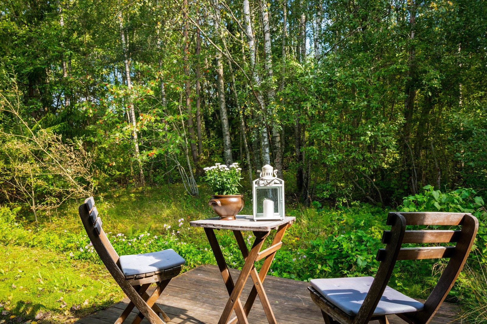 Flott frokostplass vendt mot skogen med utgang fra entreen. Her kan man nyte naturen og en stille morgenstund. Galleribilde
