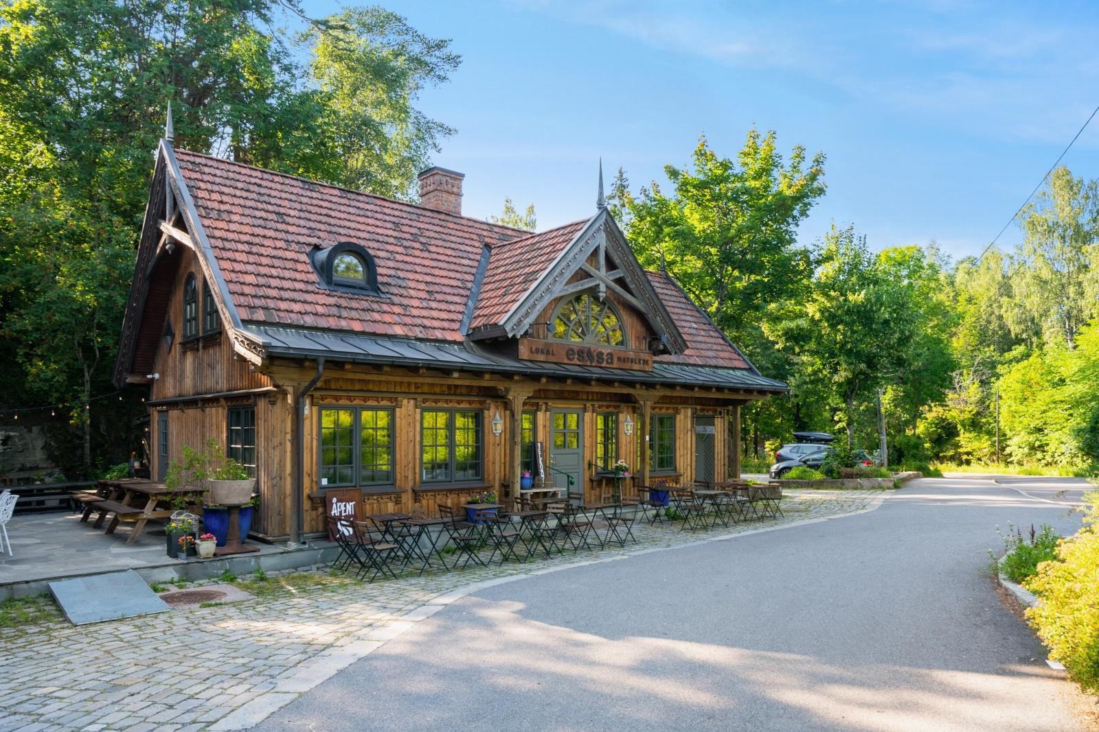 Den populære resturant og vinbaren Essa, en flott nabolagsrestaurant. Her viser de også fra tid til annen fotball på storskjerm. Galleribilde