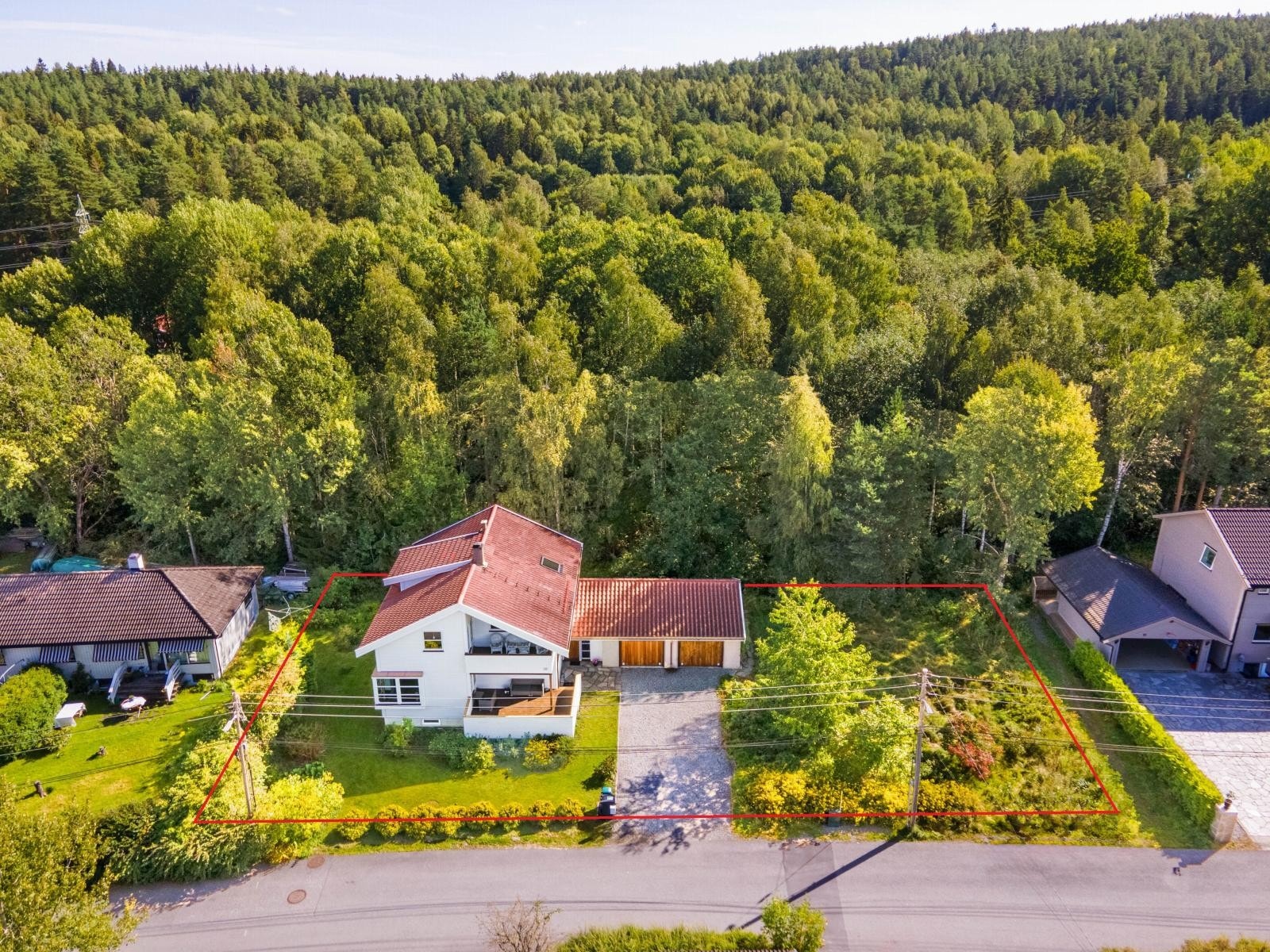 Stor, eiet tomt. Enebolig på 3 plan med store rom, fleksibel planløsning og mange bruksmuligheter. Dobbelt garasje. Ekstra isolert og balansert ventilasjon. Galleribilde