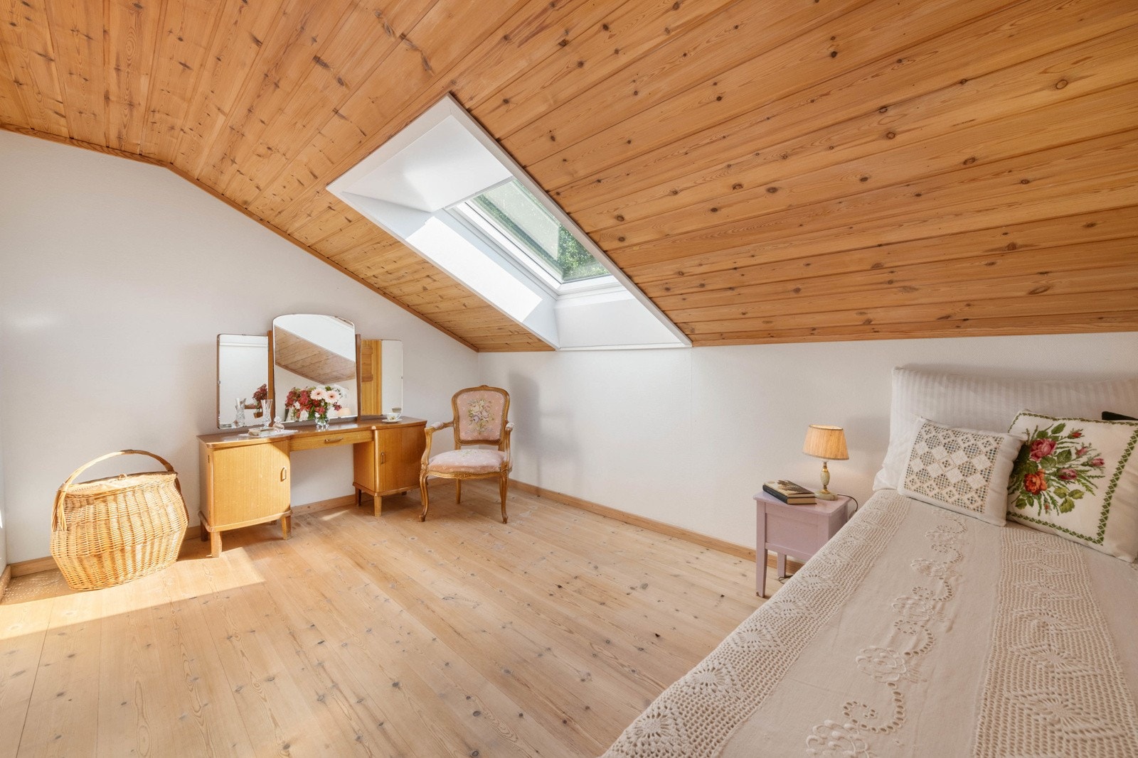 Dette rommet er brukt som soverom 4. Det er ca. 11 m² og har takvindu. Rommet er opprinnelig godkjent som bod, hvilket krever bruksendring om det skal bli et godkjent soverom. Galleribilde