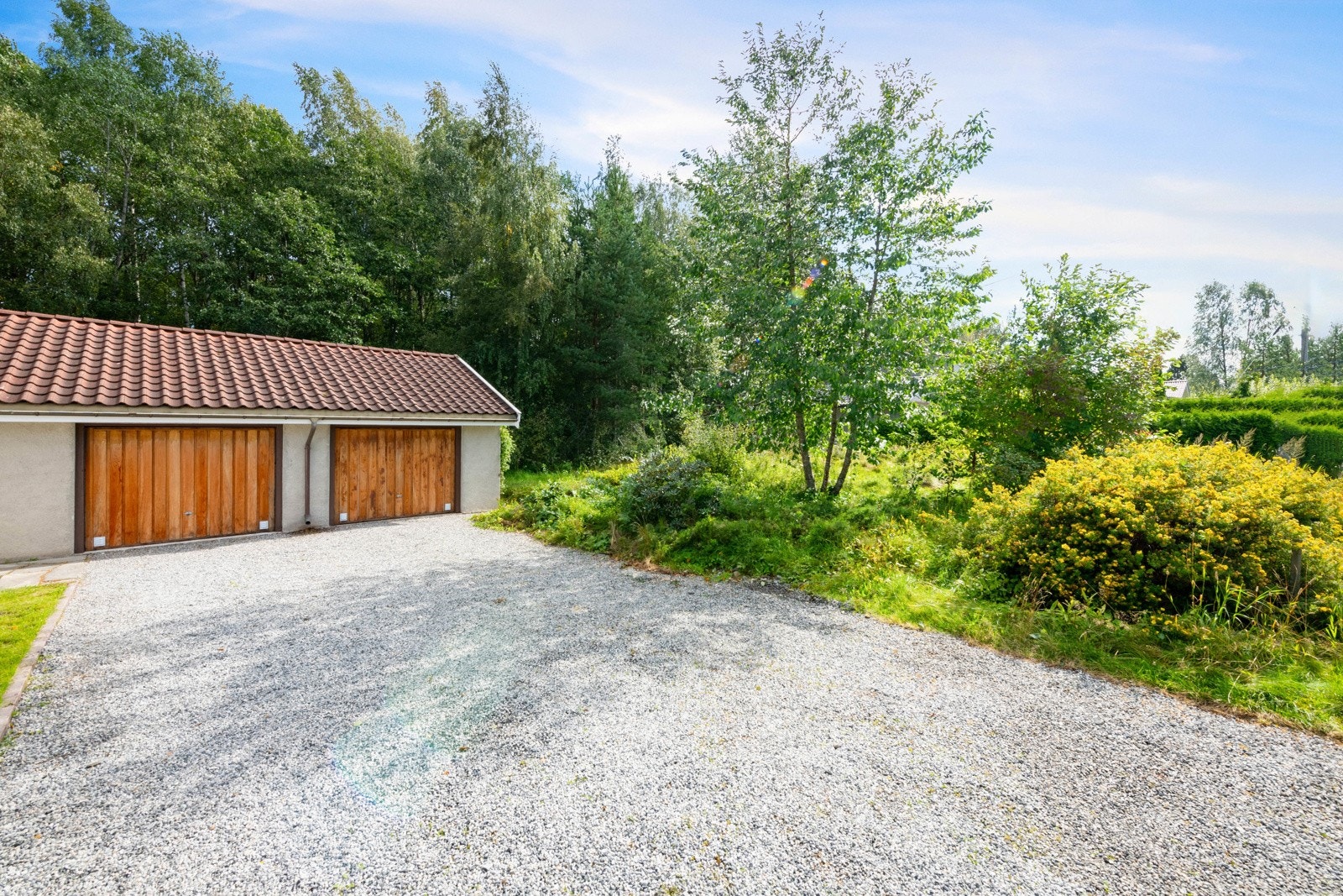 Det var opprinnelig godkjent å bygge et tilsvarnede hus til høyre på tomten. Galleribilde