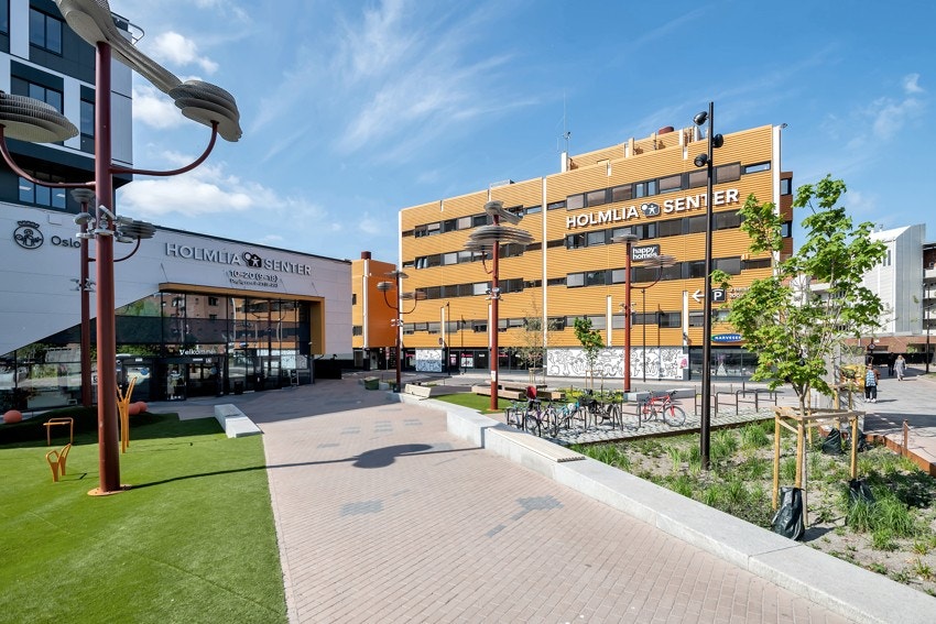 Nye Holmliasenter har 34 butikker og ulike tjenestetilbud. Galleribilde