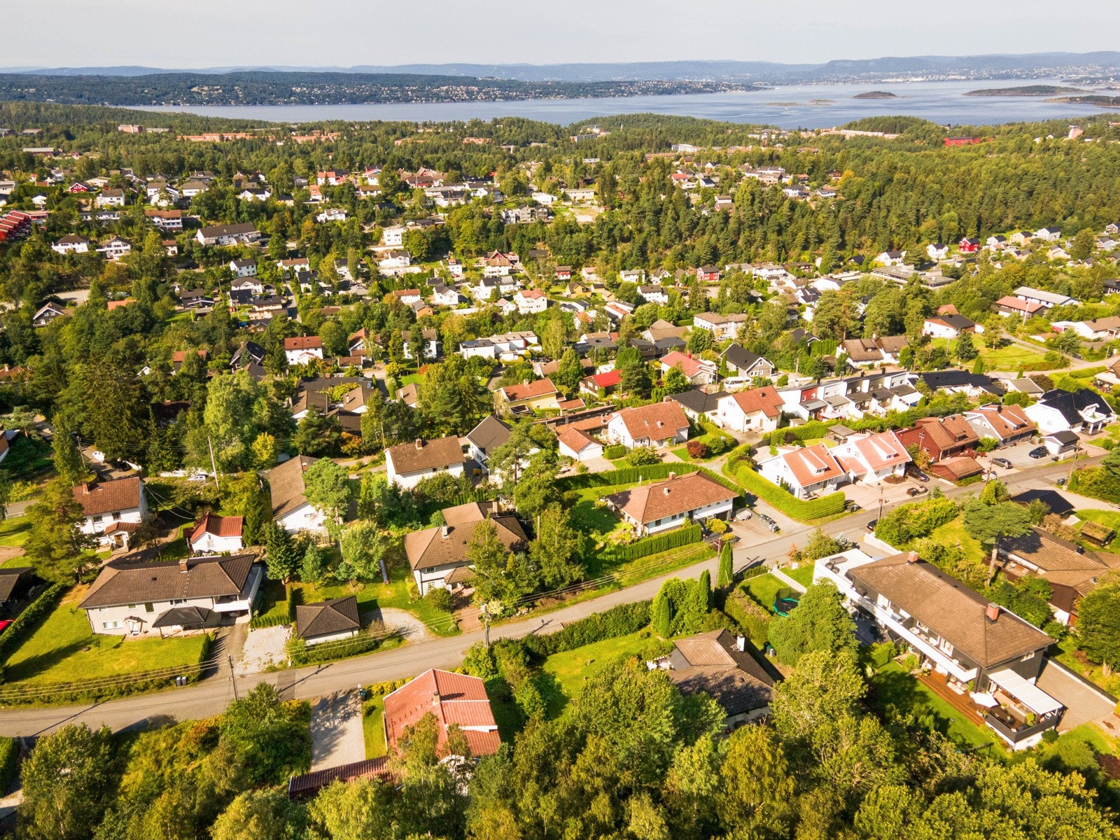 Eiendommen har en flott, usjenert, tilbaketrukket beliggenhet i markagensen i rolig sidevei. Galleribilde