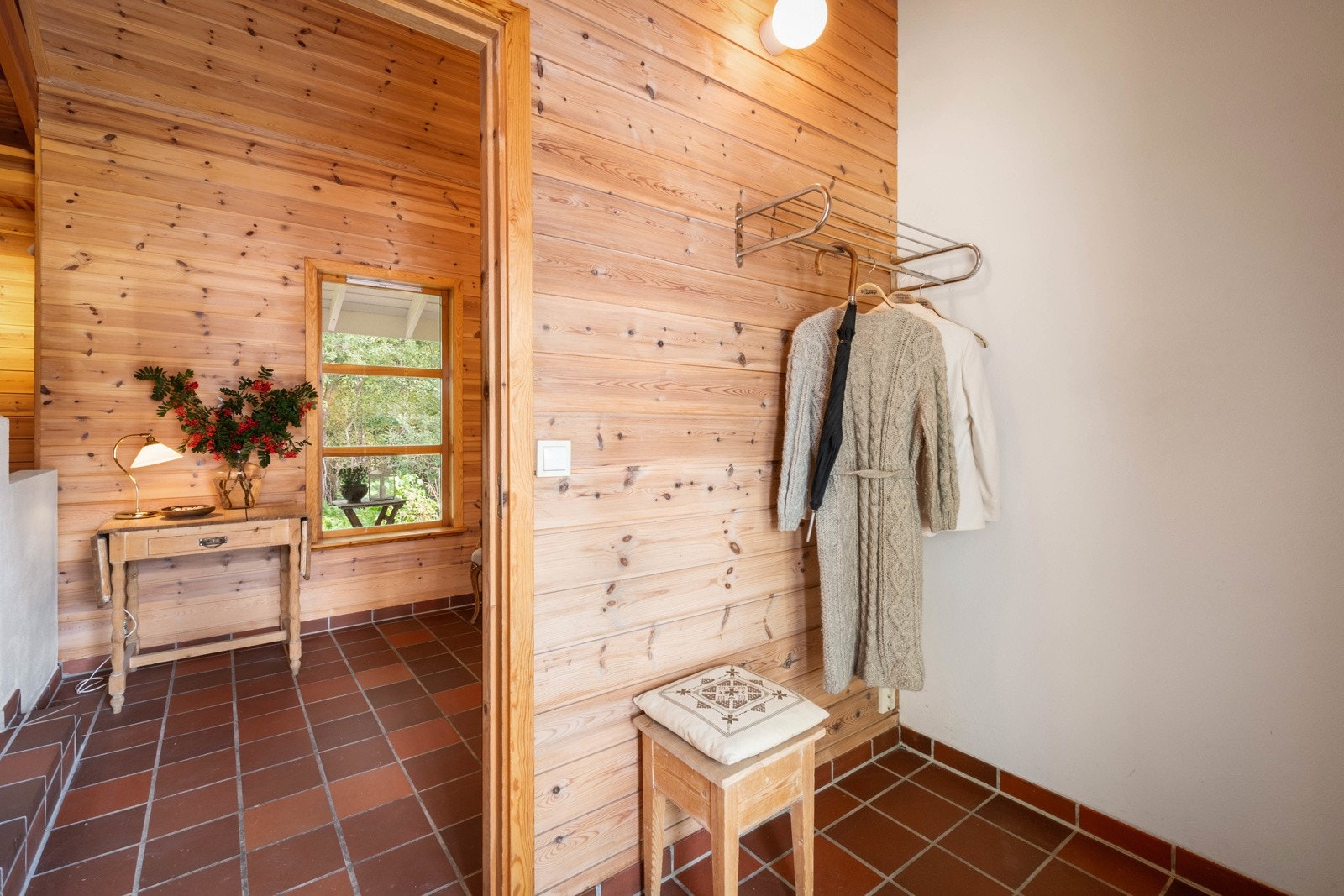 Velkommen inn. Romslig entré med god plass til avsetning av klær og sko. Flislagt gulv. Galleribilde
