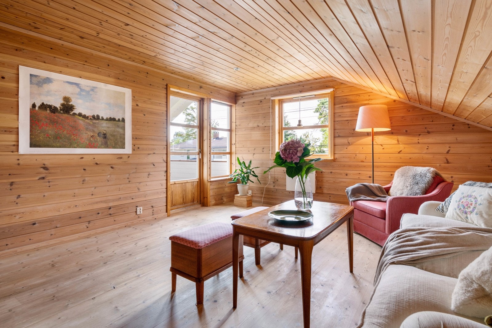 Soverom 1, som er brukt som TV-stue, er ca. 23 m² og har utgang til balkong Galleribilde