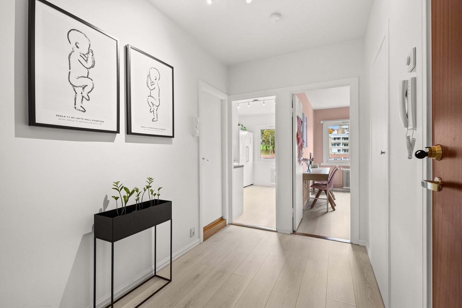 Entrè med direkte adkomst til innvendig bod med plass til sko og yttertøy Galleribilde
