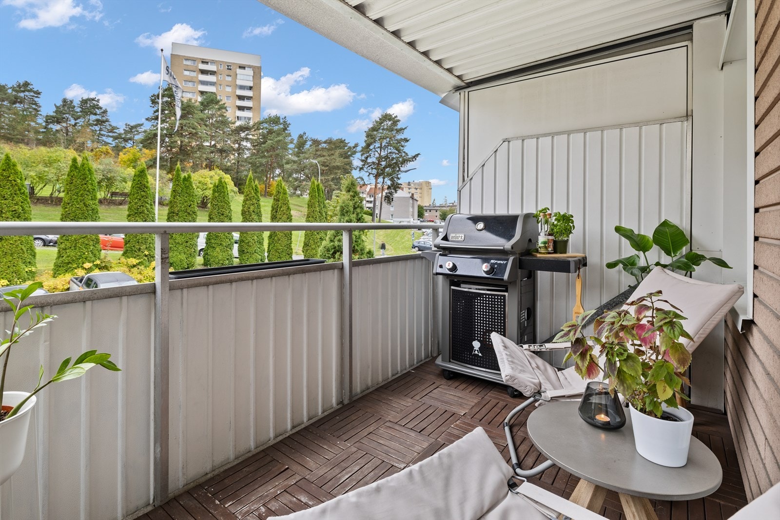 Balkongen er på 7 kvm med plass til grill og sittegruppe Galleribilde