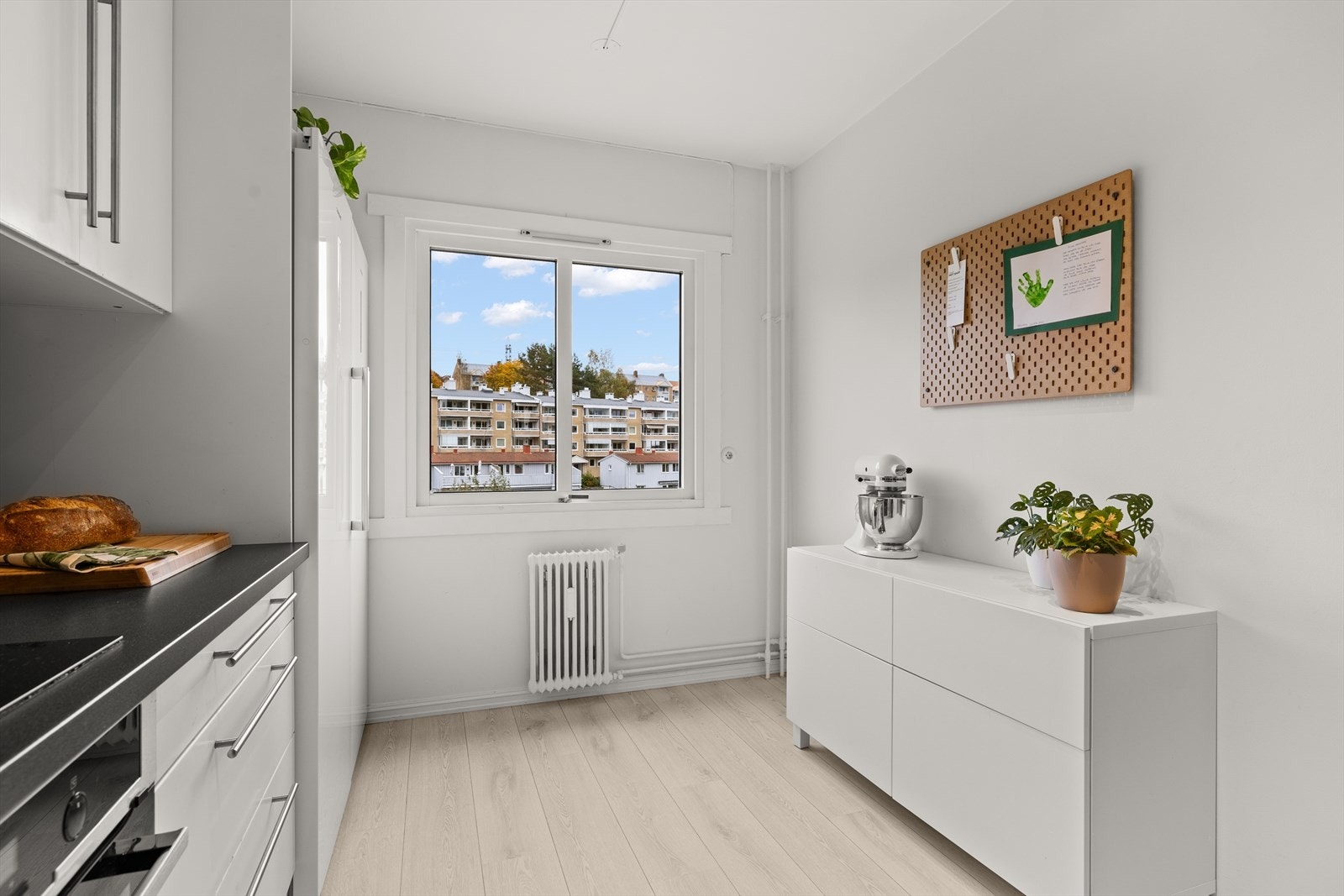 Tidløst og lekkert kjøkken hvor det også er plass til en liten spisegruppe Galleribilde