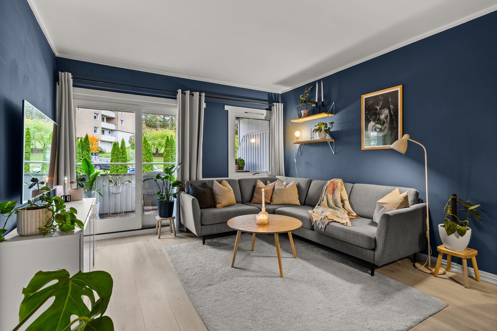 Innbydende stue med store vindusflater som gir mye naturlig lys Galleribilde