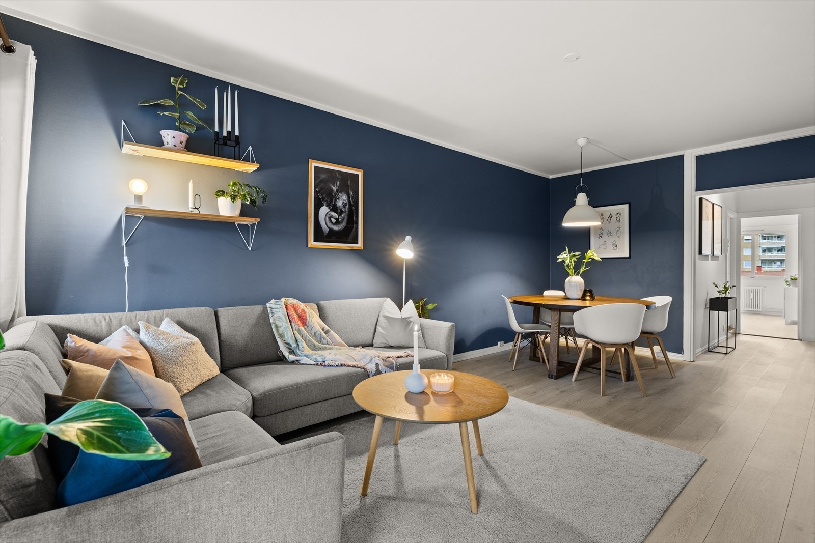 Luftig stue med fin plass til flere sittegrupper og soner Galleribilde