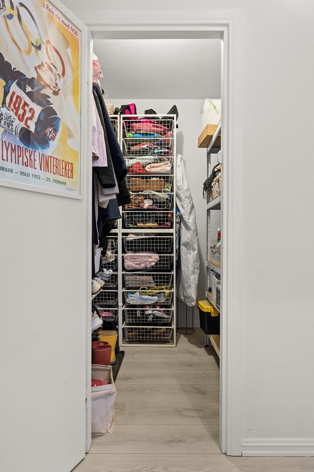 Praktisk innvendig bod tilknyttet entrè med god plass til oppbevaring. Leiligheten disponerer også en bod i kjeller på ca. 6 kvm Galleribilde