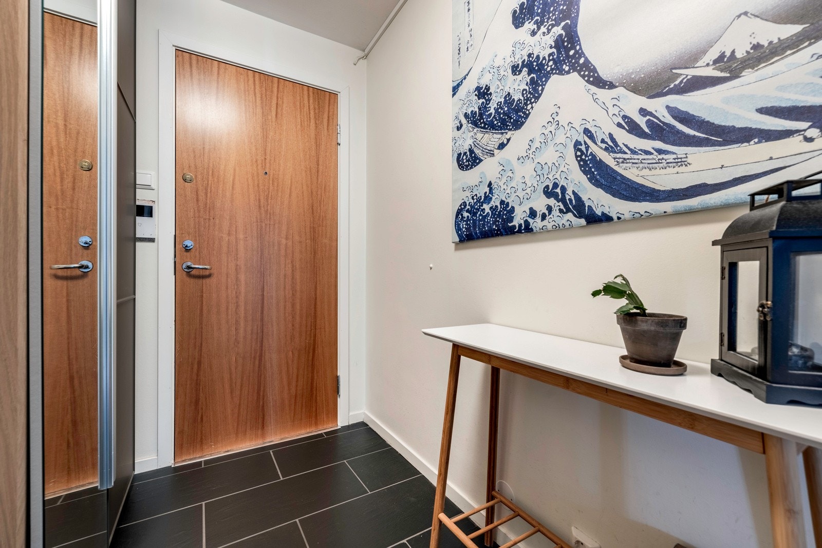 Entéen har plass til klær, sko og andre effekter. Det er montert callinganlegg med kamera og åpner. Galleribilde