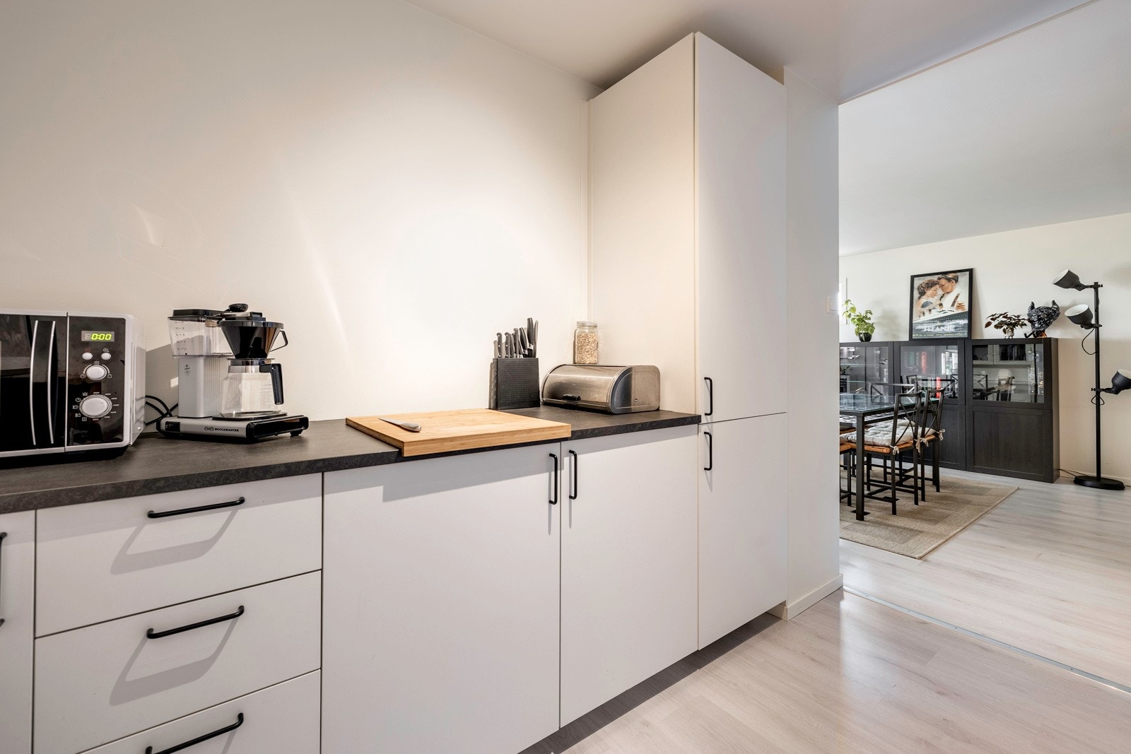 Den delvis åpne løsningen gjør at kjøkkenet også fungerer fint som en sosial sone. Galleribilde