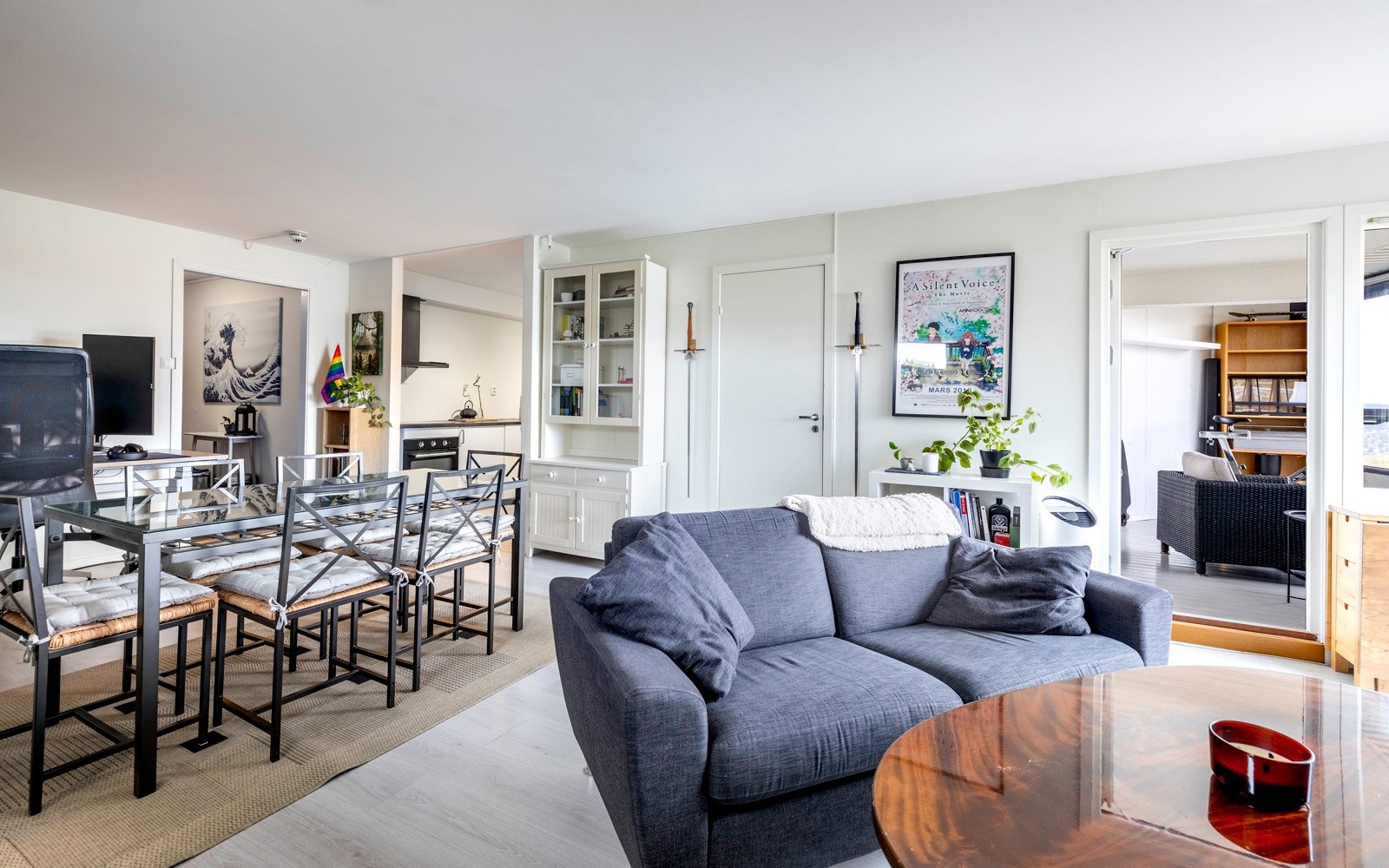 Leiligheten har gode lyslinjer og rikelig med naturlig dagslys. Galleribilde