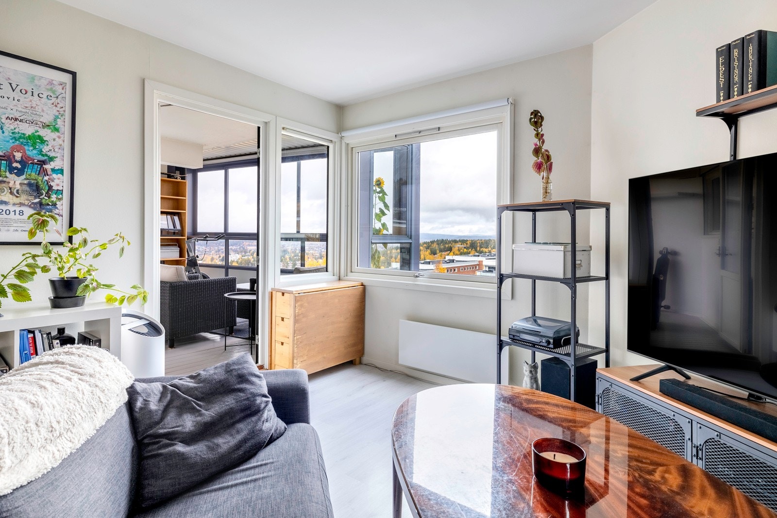 Stuen kan enkelt innredes med ulike soner for både egentid og sosialt samvær. Galleribilde