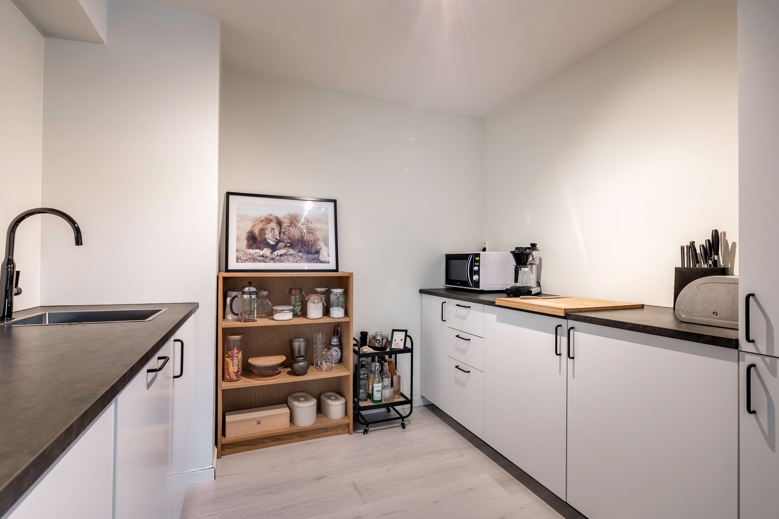 Kjøkkenet har god arbeidsplass og gode muligheter for oppbevaring. Galleribilde