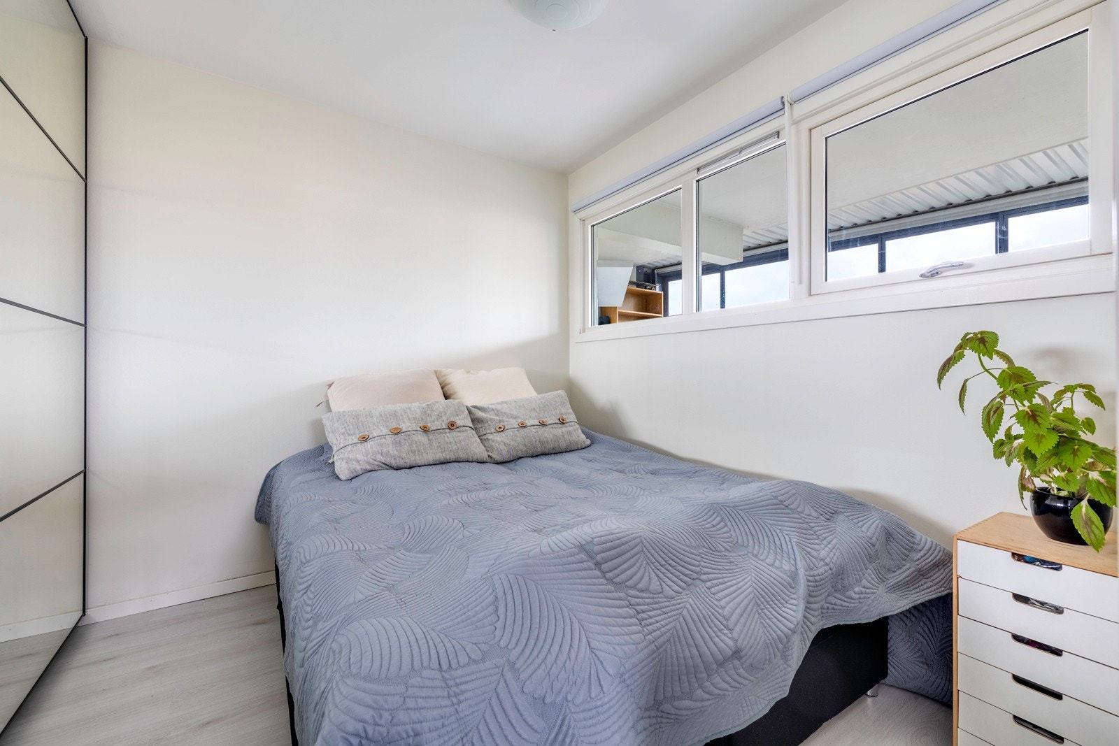 Soverommet har plass til dobbeltseng og ulikt soveromsmøblement. Galleribilde