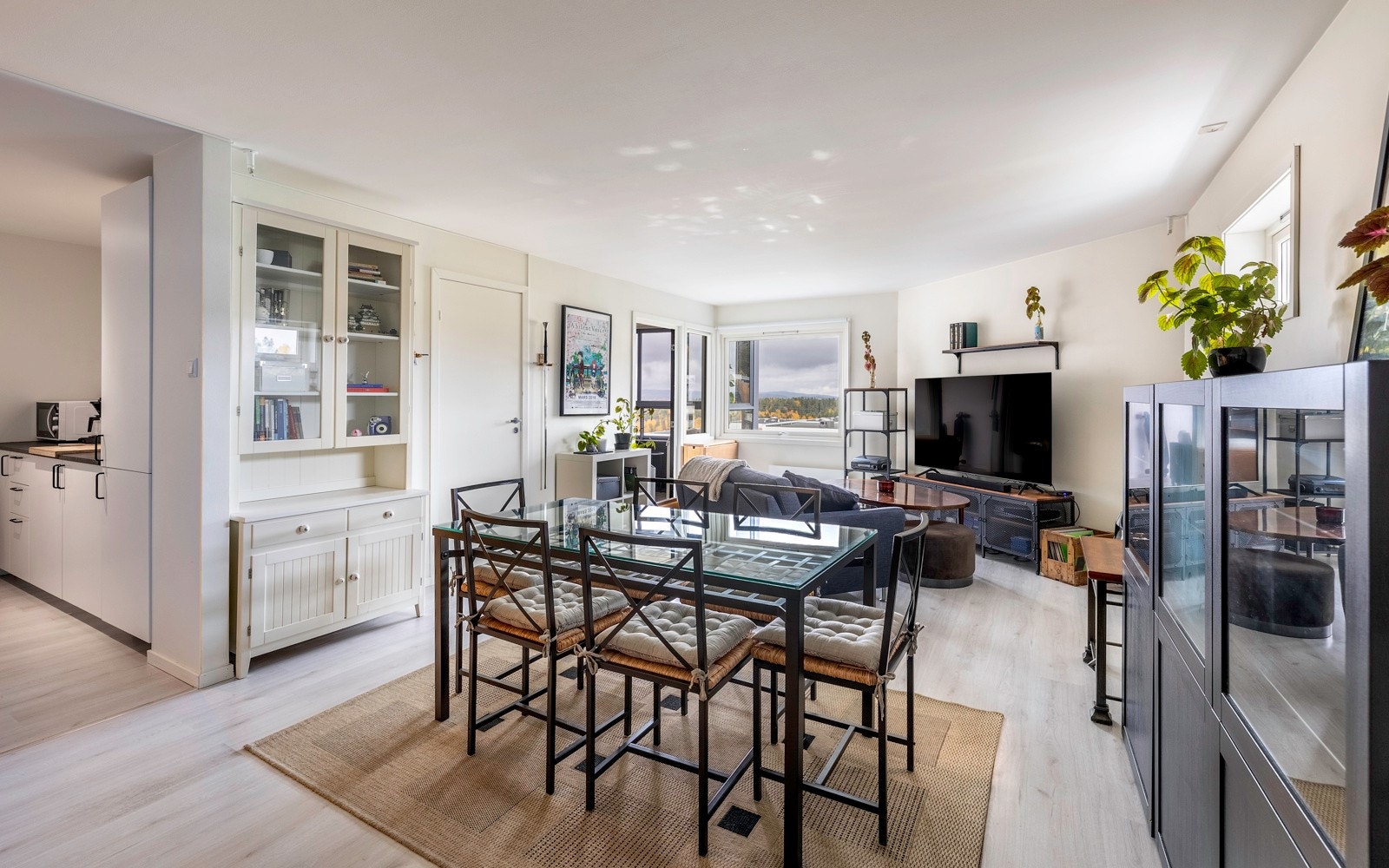 I stuen kan det innredes med spisebord og separat sittegruppe. Galleribilde