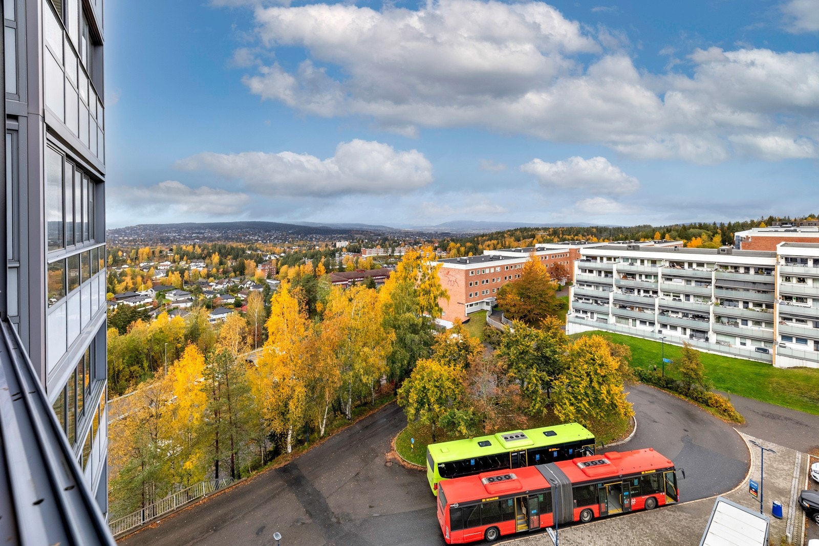 Det er flott utsikt fra leiligheten. Det er også umiddelbar nærhet til buss, dagligbvarebutikk og flotte turområder. Galleribilde
