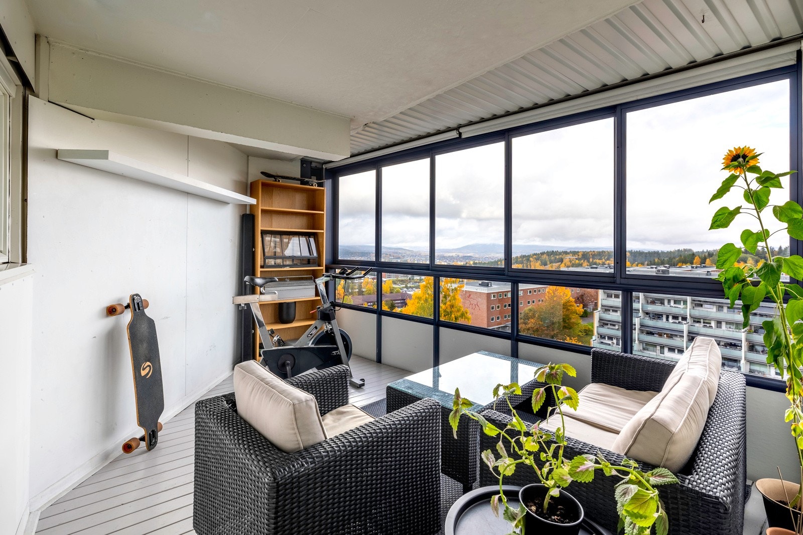 Leiligheten har en herlig, innglasset balkong på 11 kvm som fungerer som en vinterhage. Galleribilde