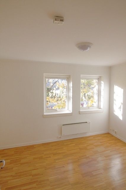 To vinduer i rommet, som gir gode lysforhold Galleribilde