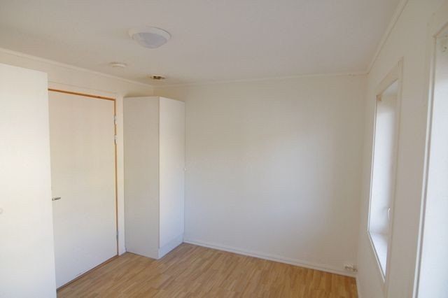 Inngang til leiligheten med garderobeskap. Galleribilde