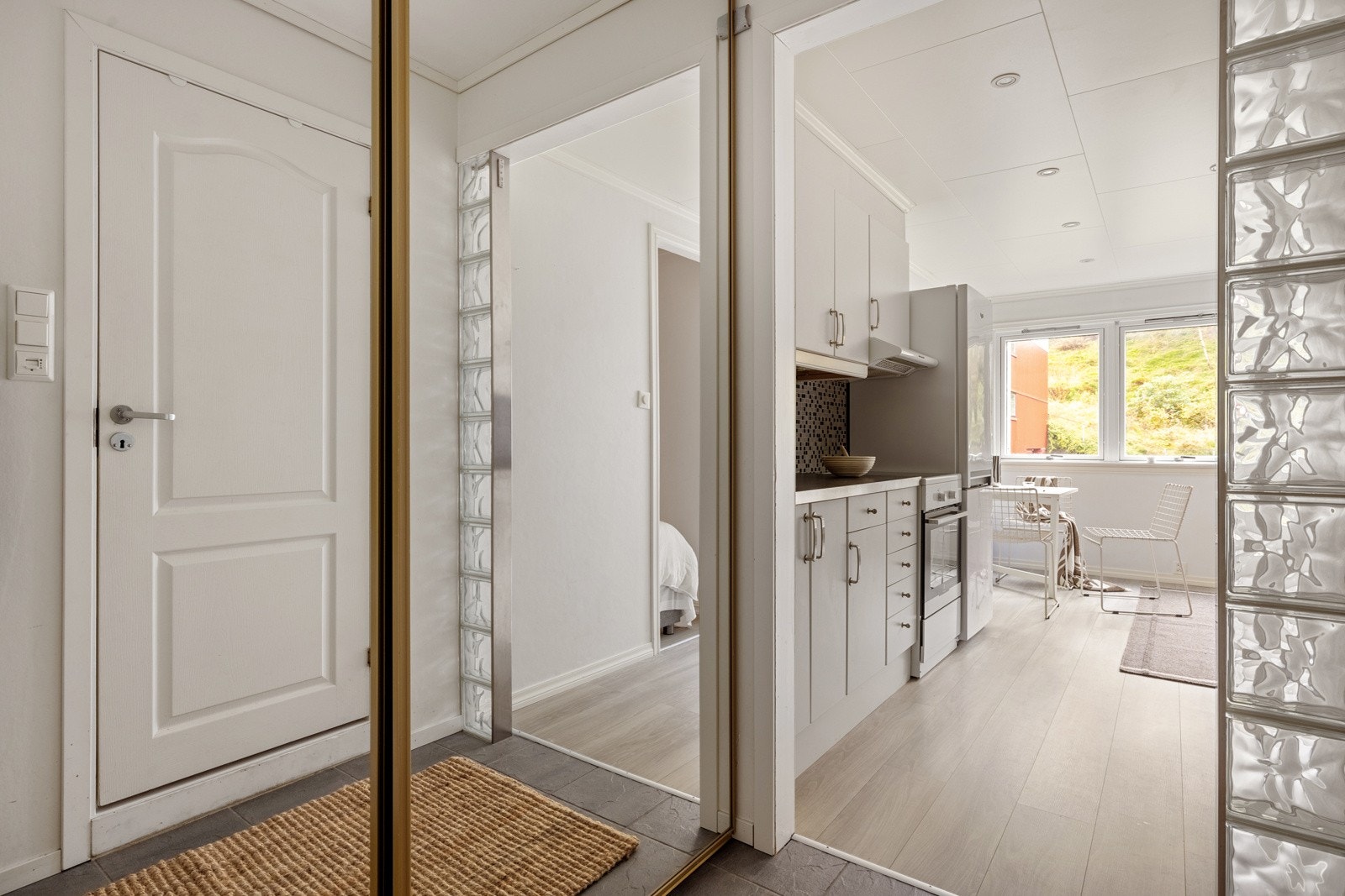 Det første du møter er en lys og romslig entré. Galleribilde