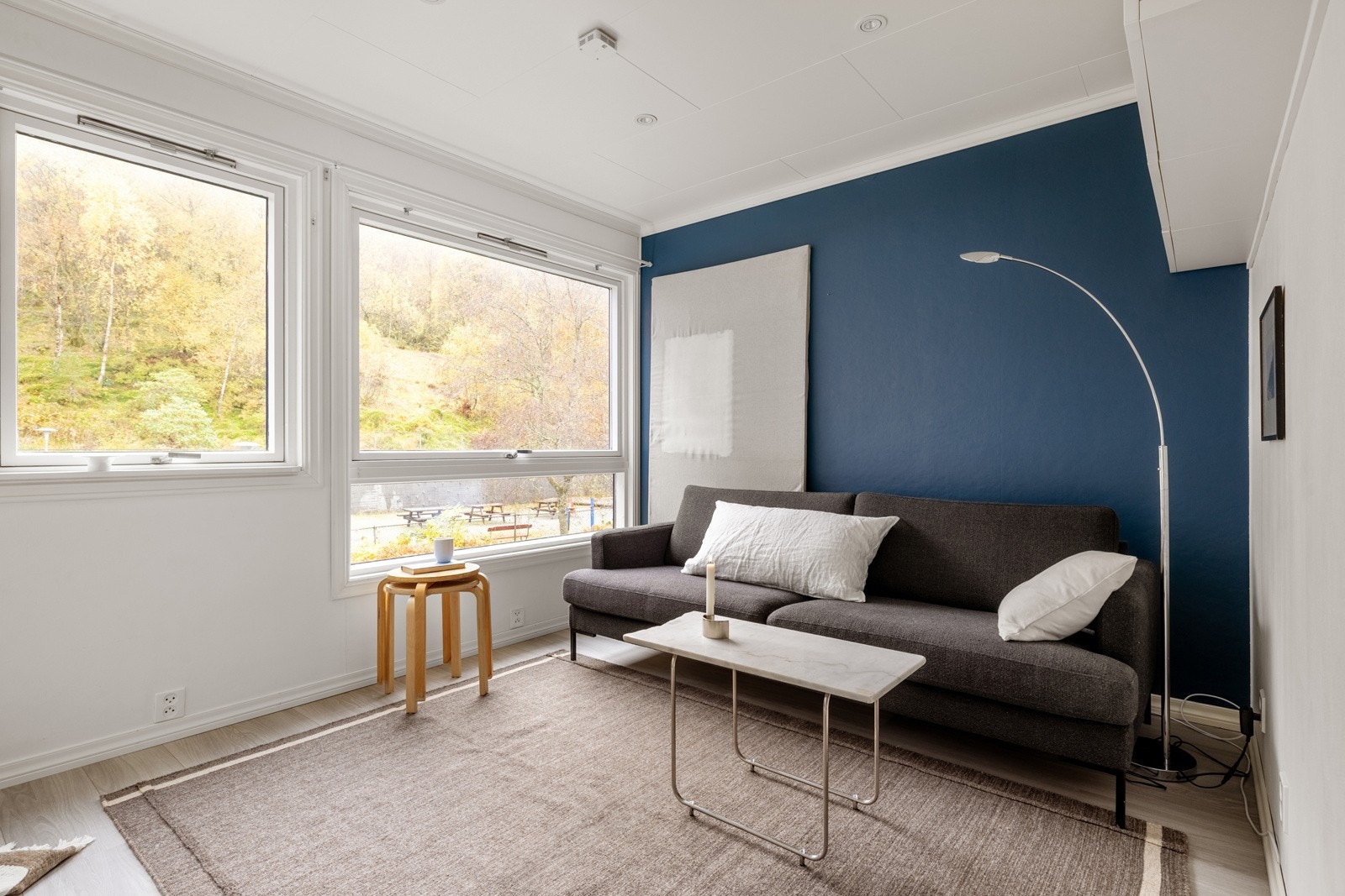 Veggene er lyse, med en kontrastvegg i moderne farge. Galleribilde