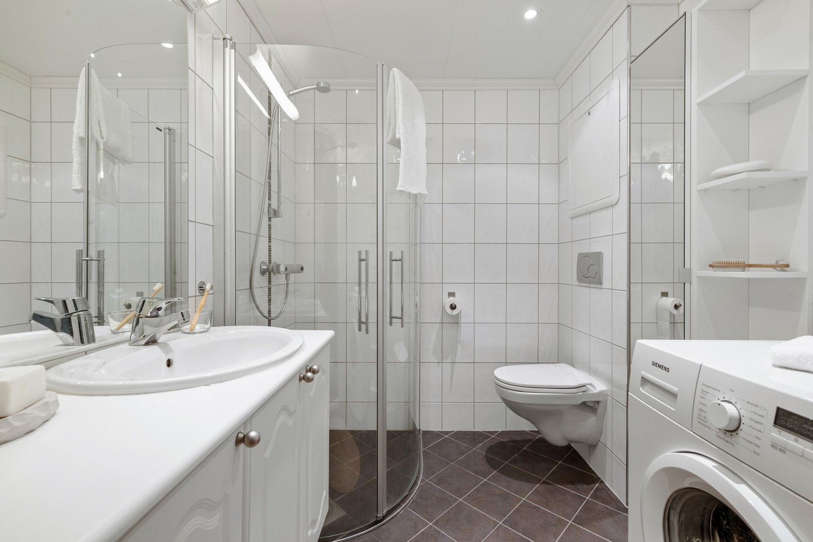 Badet er helfliset med varmekabler i gulv. Galleribilde