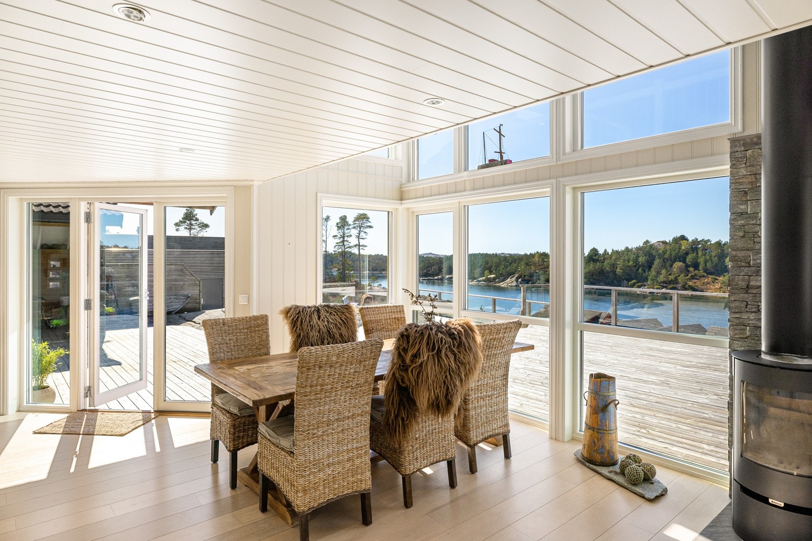 Plass til stort spisebord med vanvittig utsikt. Galleribilde